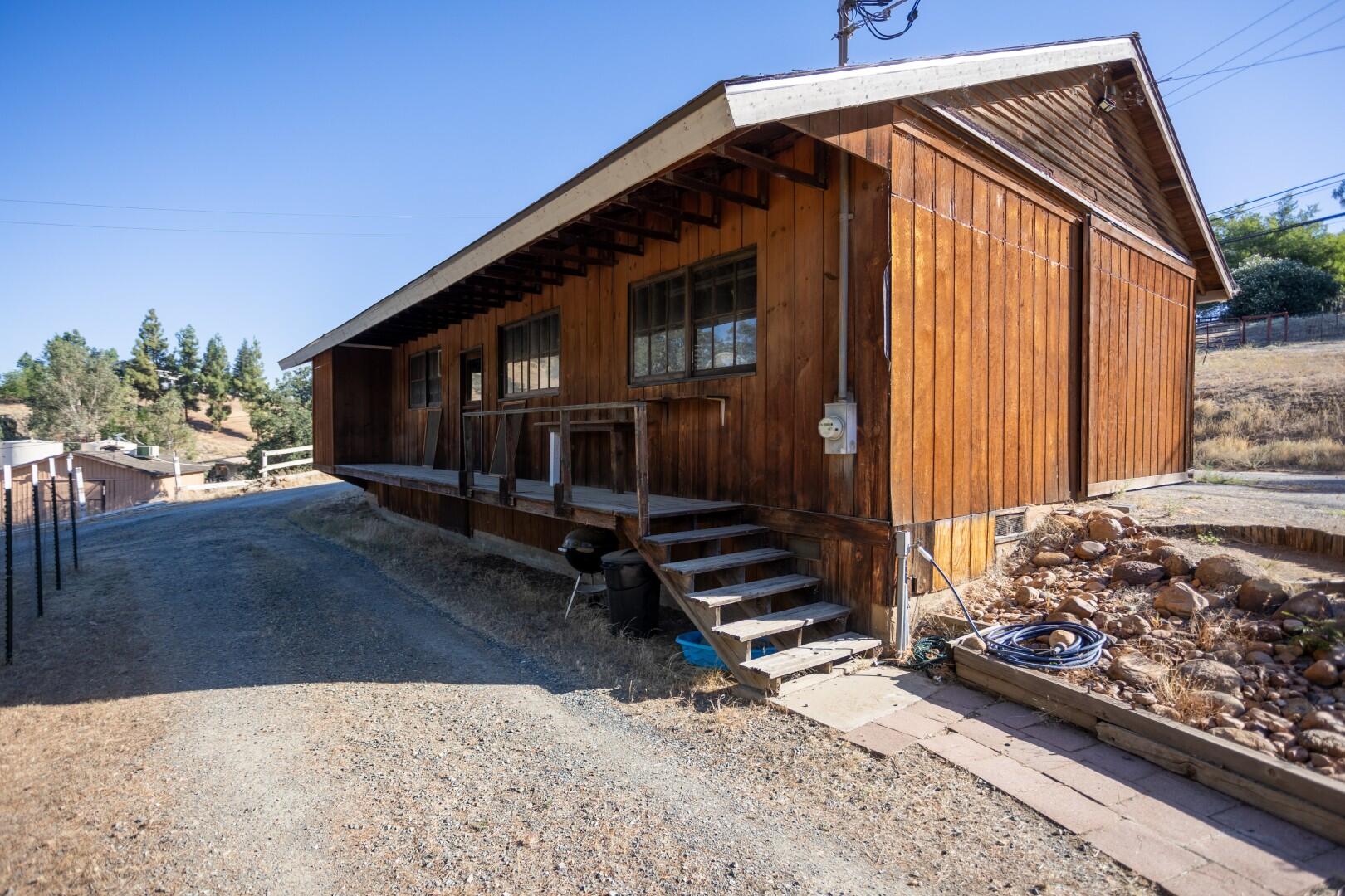 16270 Palomino Dr, Springville, CA 93265