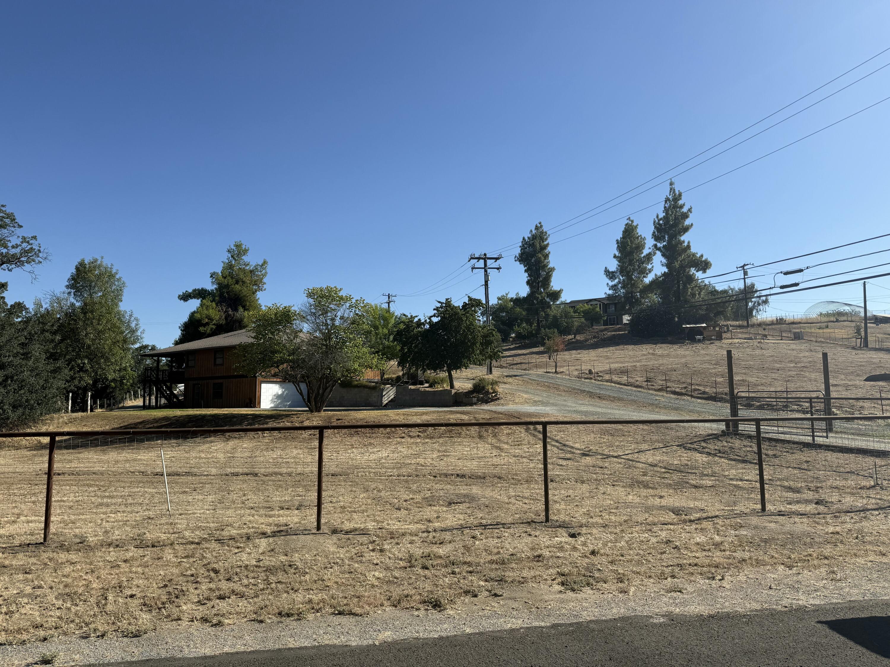 16270 Palomino Dr, Springville, CA 93265