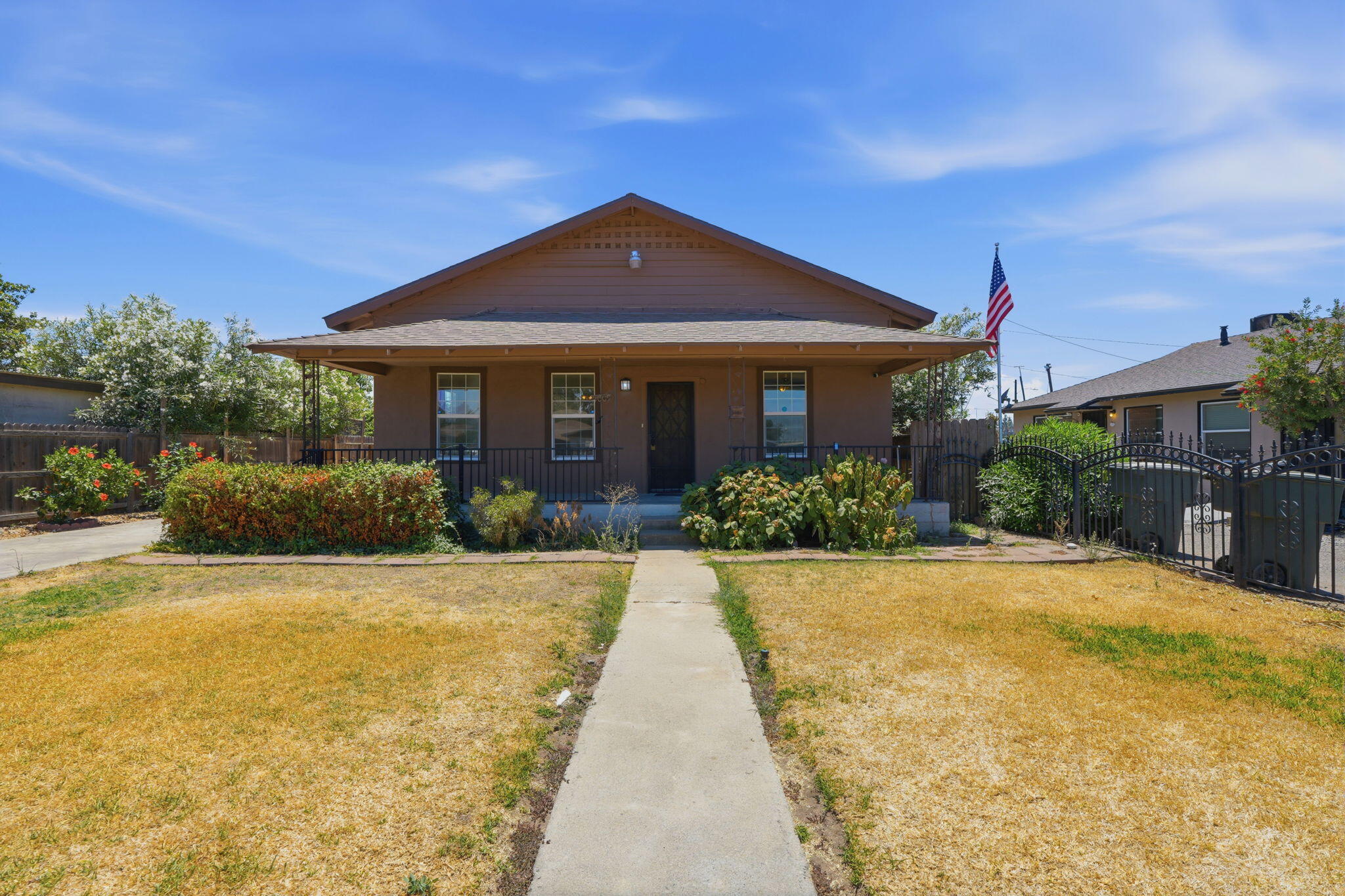 1009 W Grove Ave, Visalia, CA 93291