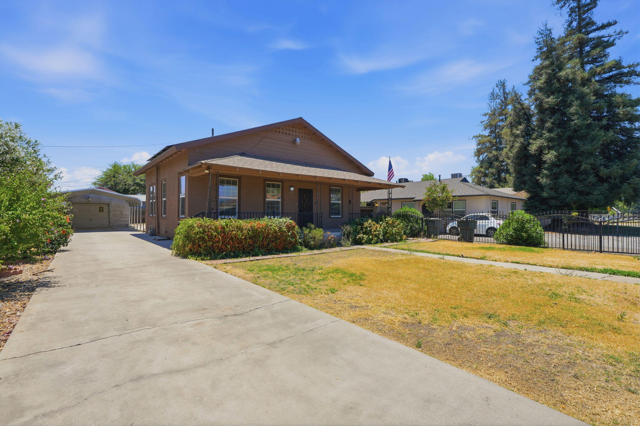 1009 W Grove Ave, Visalia, CA 93291