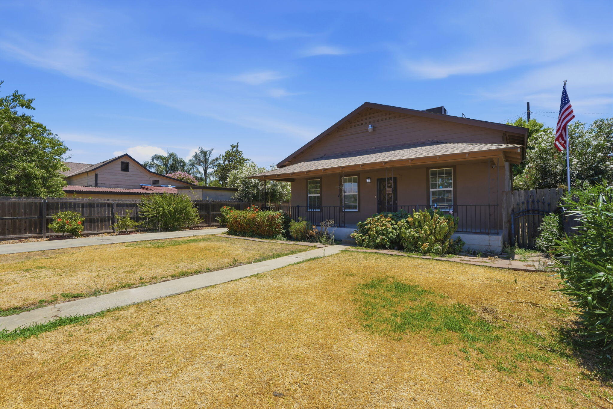 1009 W Grove Ave, Visalia, CA 93291