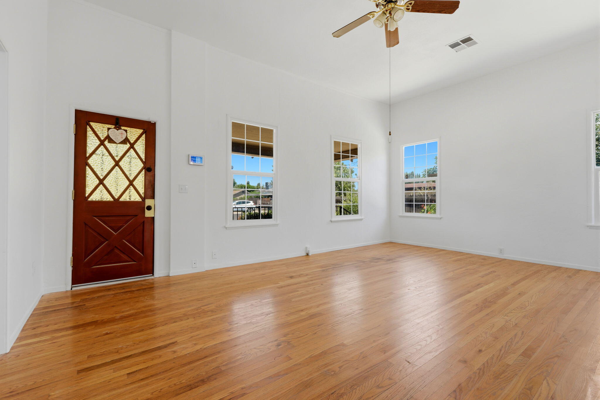 1009 W Grove Ave, Visalia, CA 93291