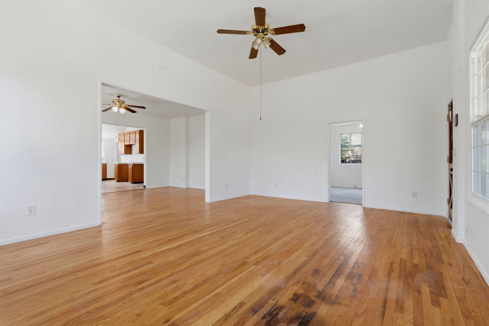 1009 W Grove Ave, Visalia, CA 93291