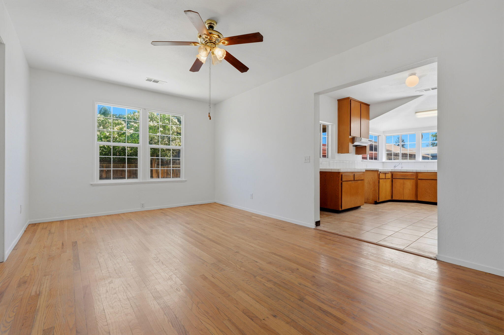 1009 W Grove Ave, Visalia, CA 93291