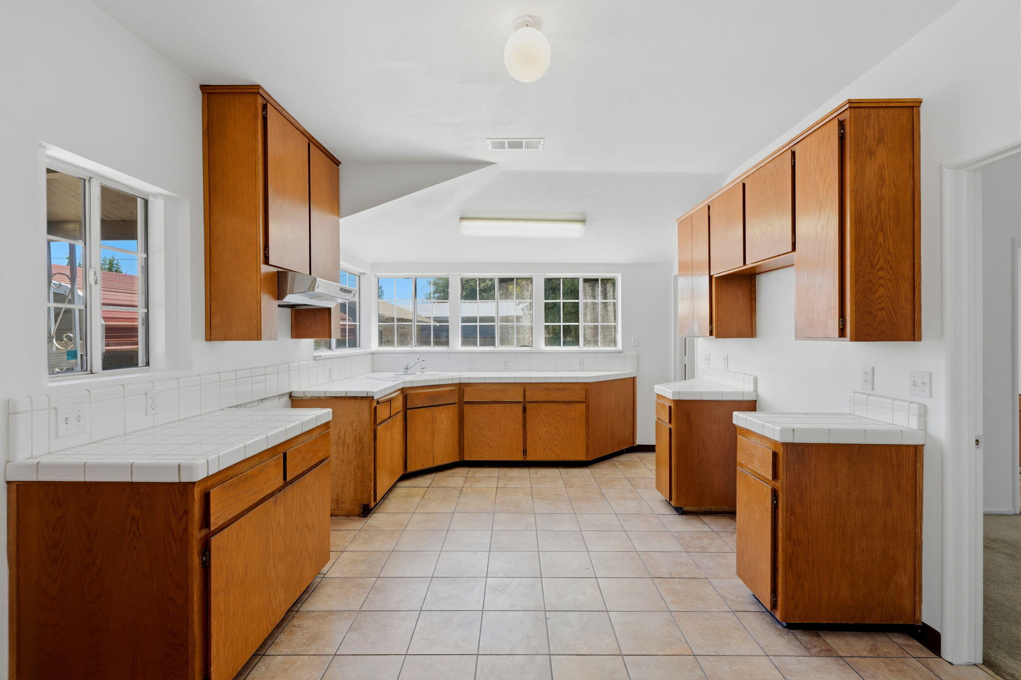1009 W Grove Ave, Visalia, CA 93291