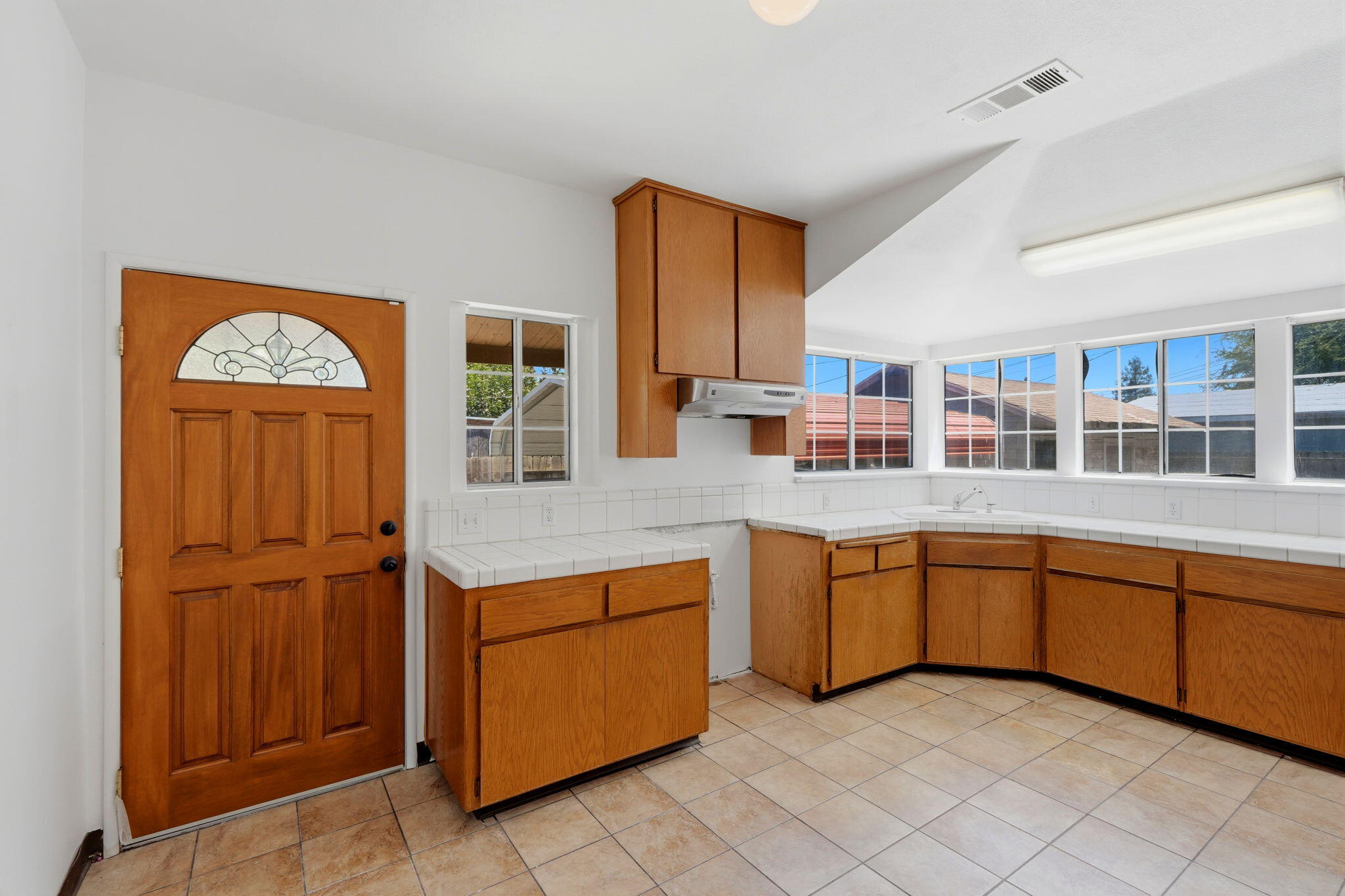 1009 W Grove Ave, Visalia, CA 93291