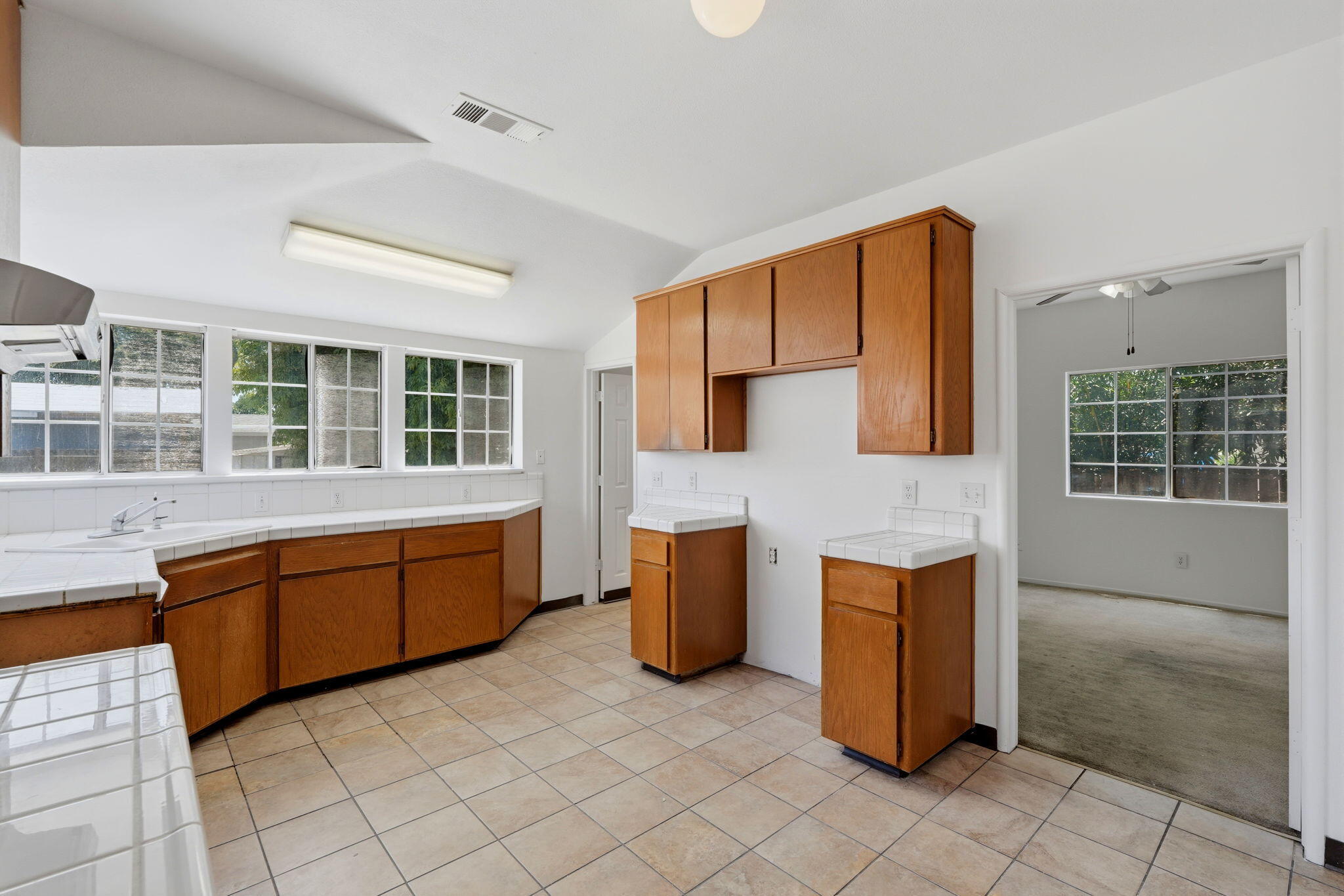 1009 W Grove Ave, Visalia, CA 93291