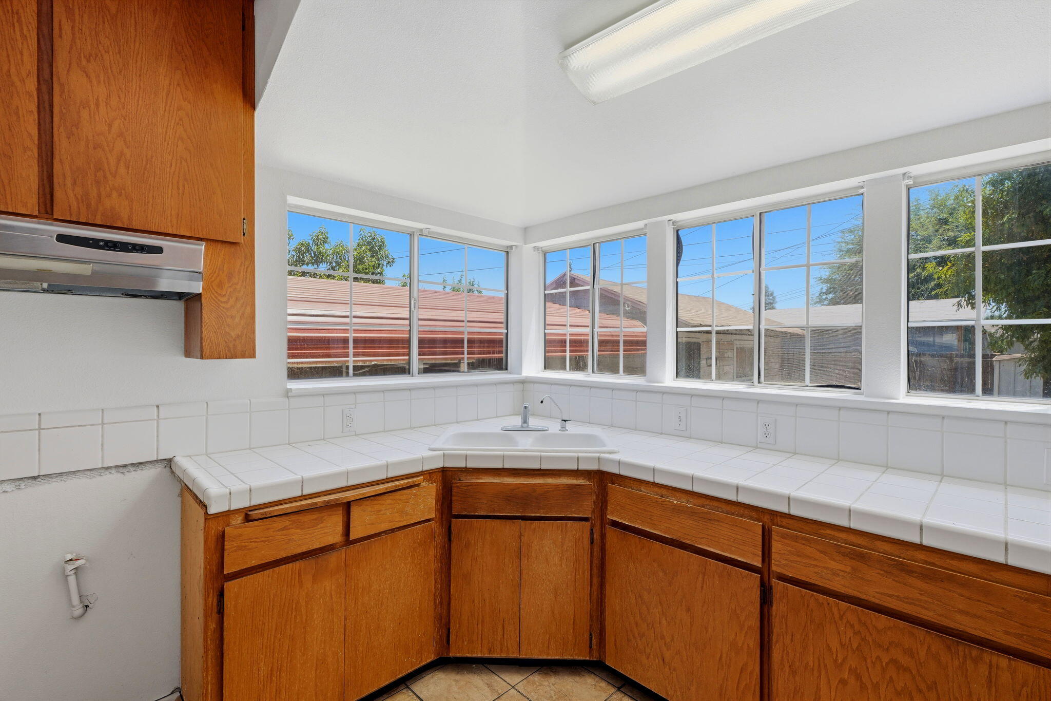 1009 W Grove Ave, Visalia, CA 93291