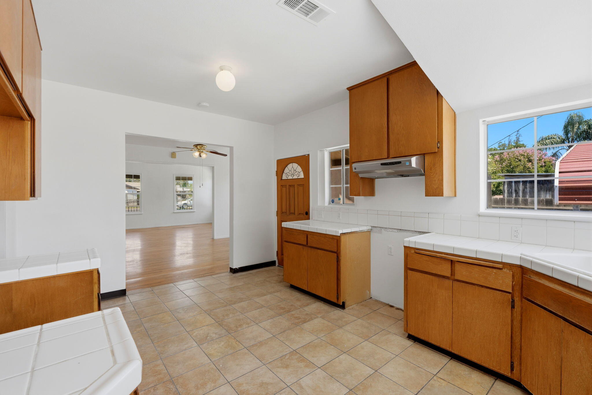 1009 W Grove Ave, Visalia, CA 93291