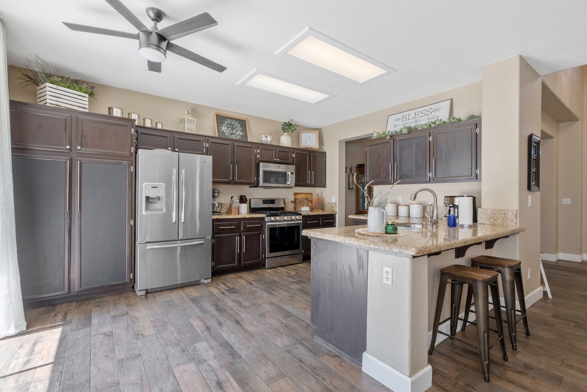 3136 S Peppertree Ct, Visalia, CA 93277