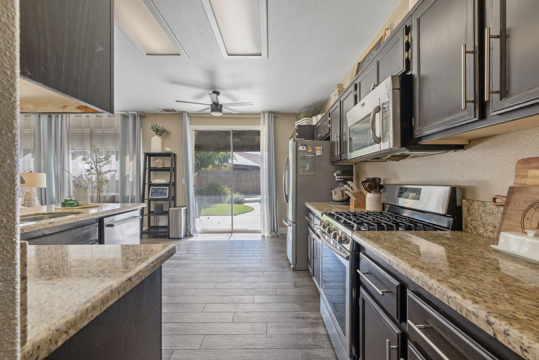 3136 S Peppertree Ct, Visalia, CA 93277