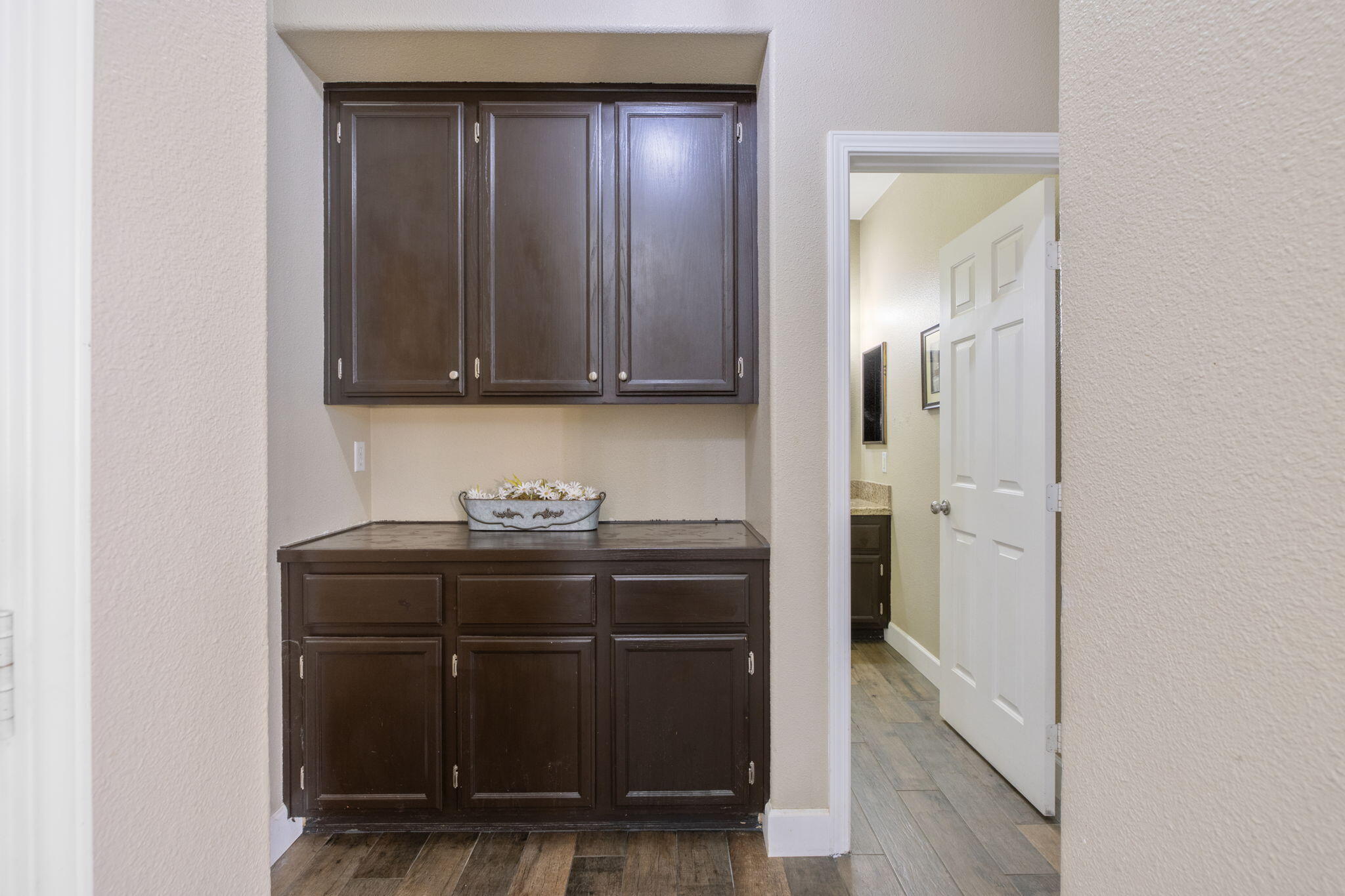 3136 S Peppertree Ct, Visalia, CA 93277