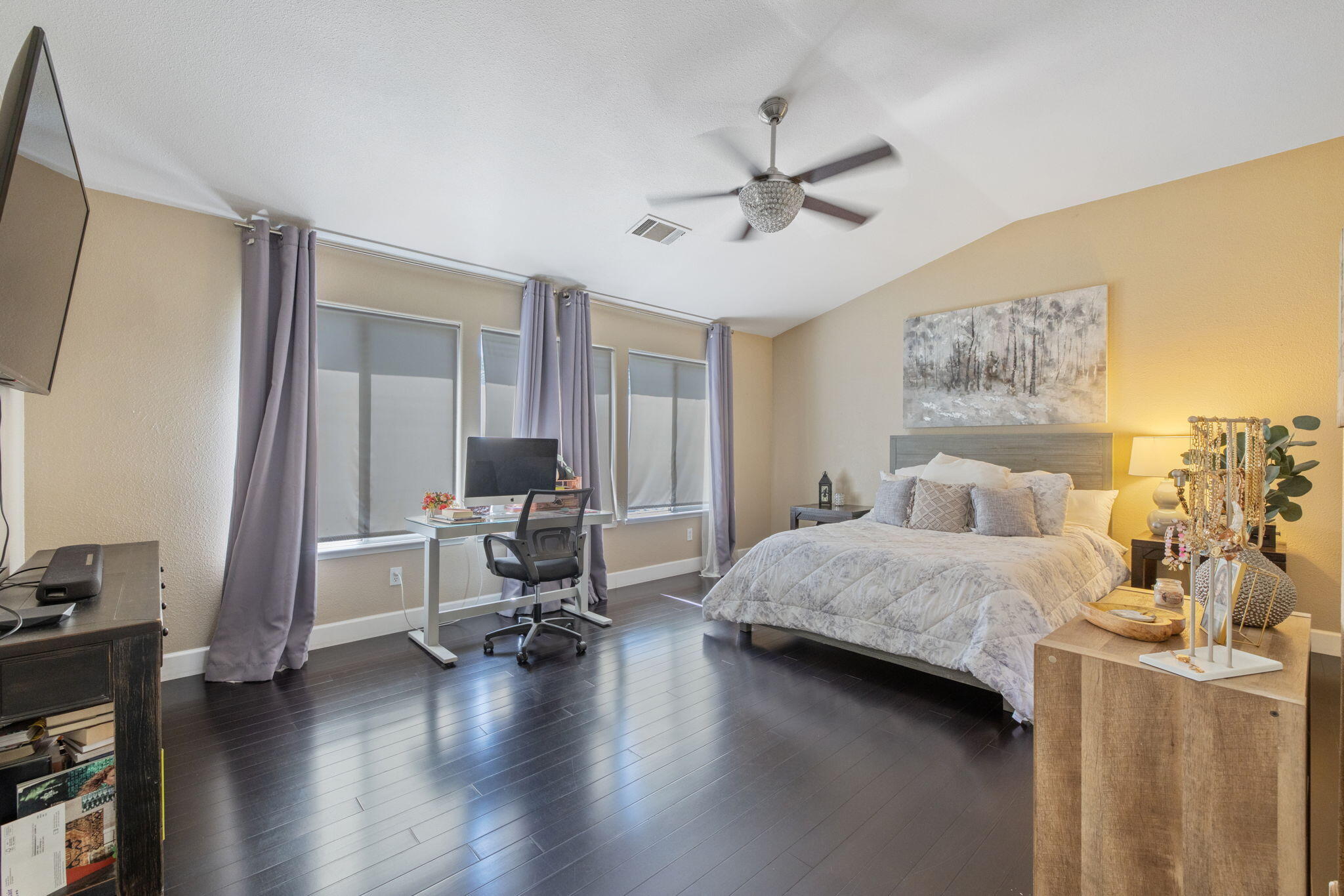 3136 S Peppertree Ct, Visalia, CA 93277
