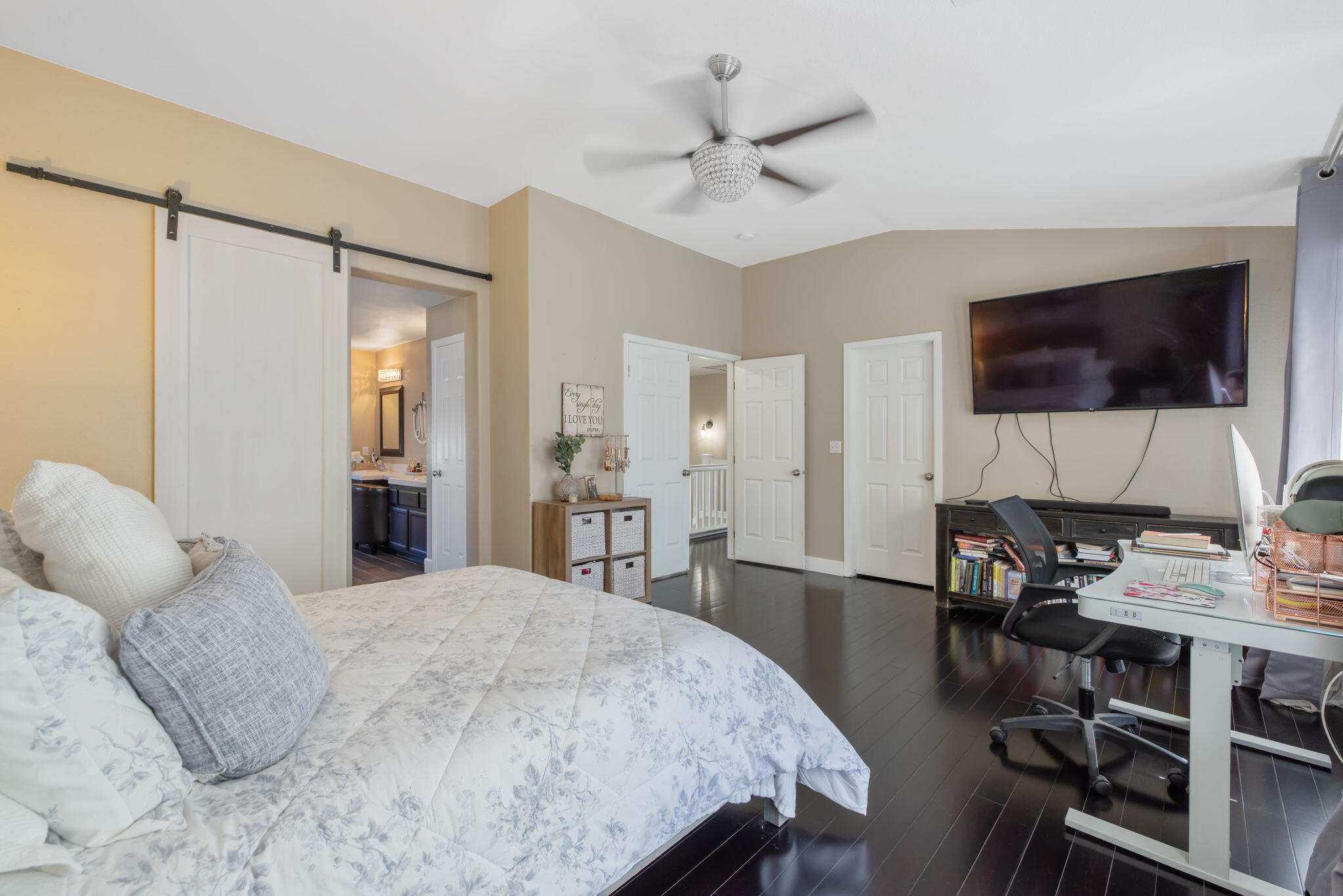 3136 S Peppertree Ct, Visalia, CA 93277