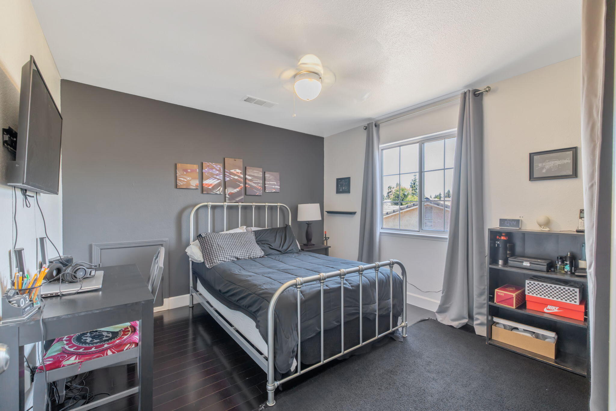 3136 S Peppertree Ct, Visalia, CA 93277