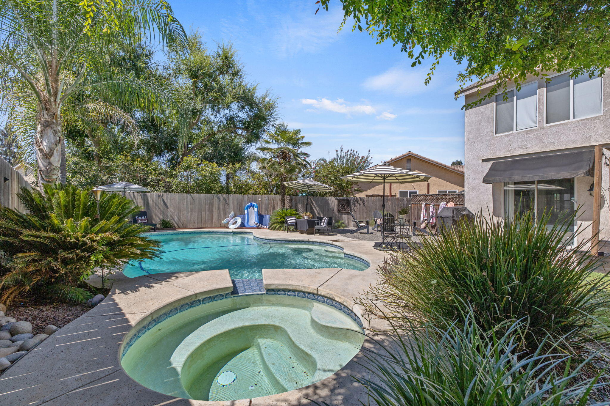 3136 S Peppertree Ct, Visalia, CA 93277