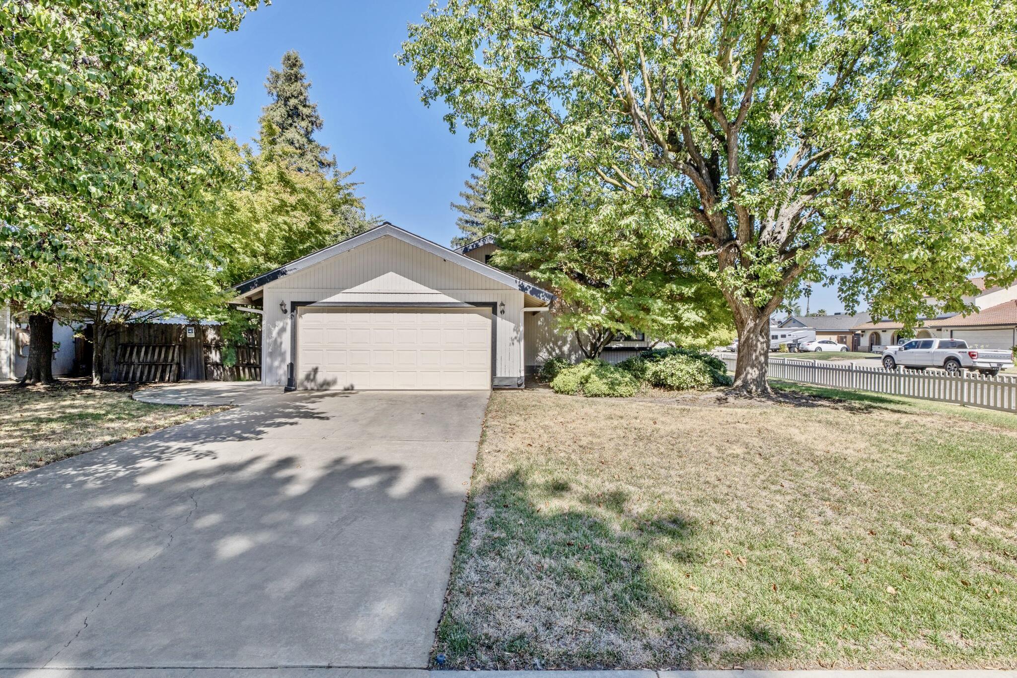 1920 E Paradise Ave, Visalia, CA 93292