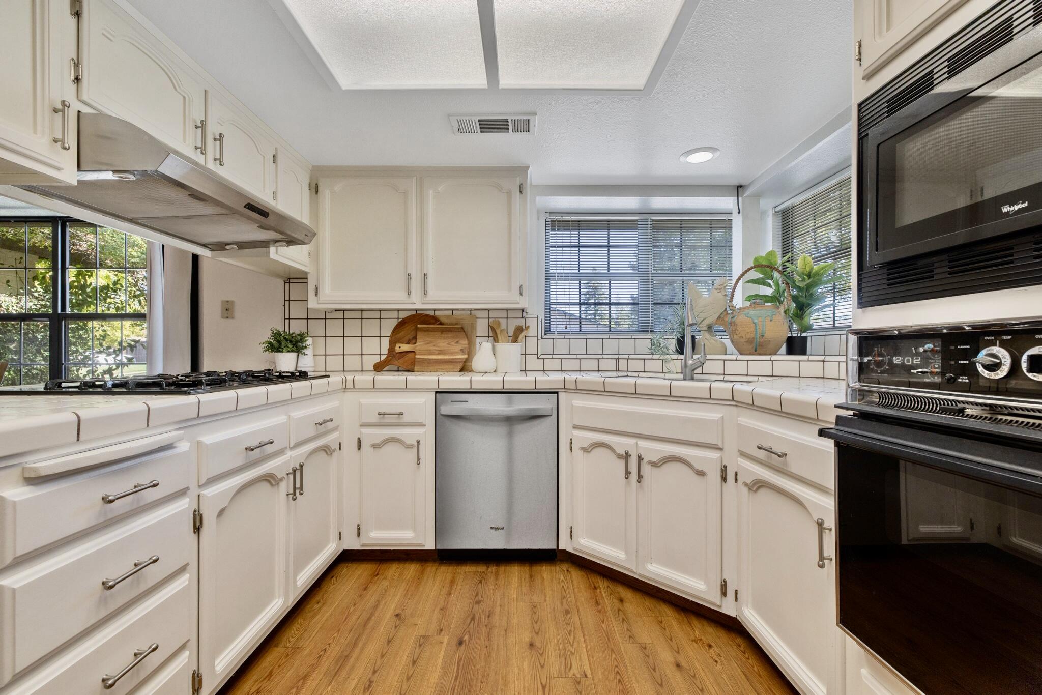 1920 E Paradise Ave, Visalia, CA 93292