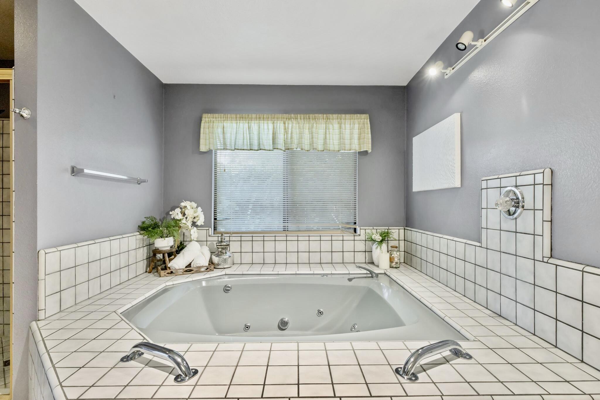 1920 E Paradise Ave, Visalia, CA 93292