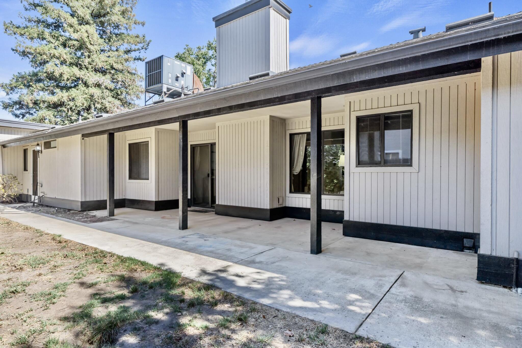 1920 E Paradise Ave, Visalia, CA 93292