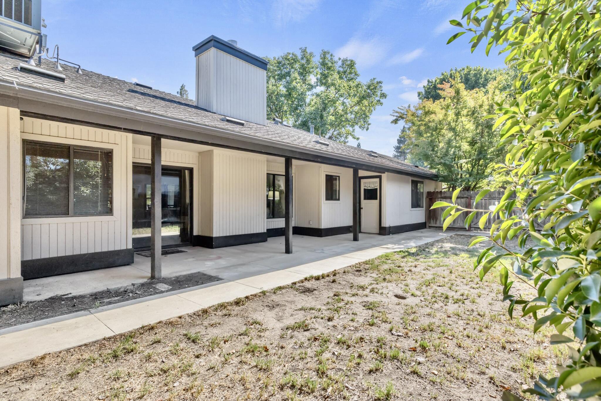 1920 E Paradise Ave, Visalia, CA 93292