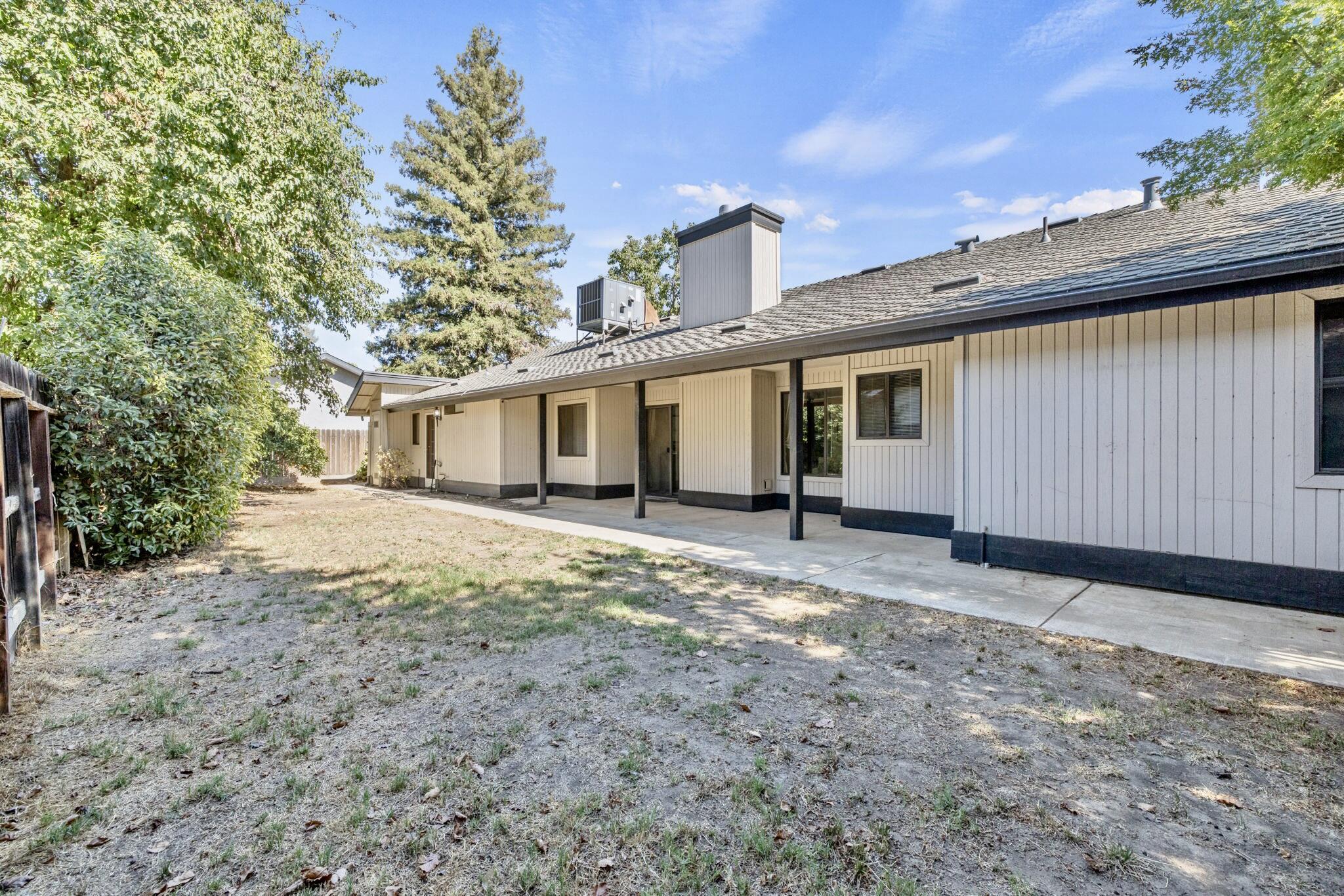 1920 E Paradise Ave, Visalia, CA 93292