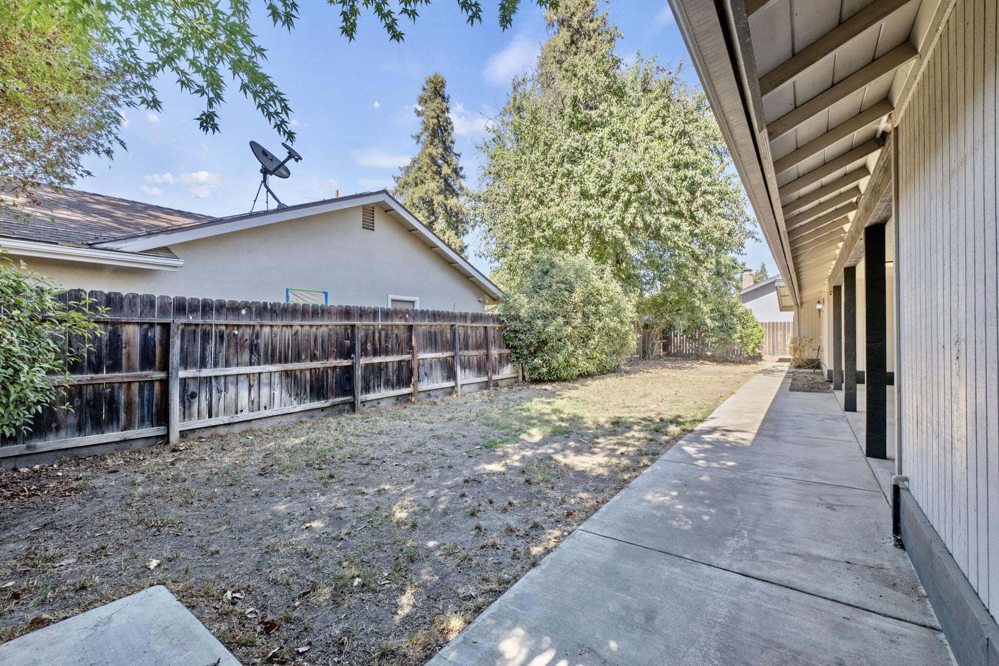 1920 E Paradise Ave, Visalia, CA 93292