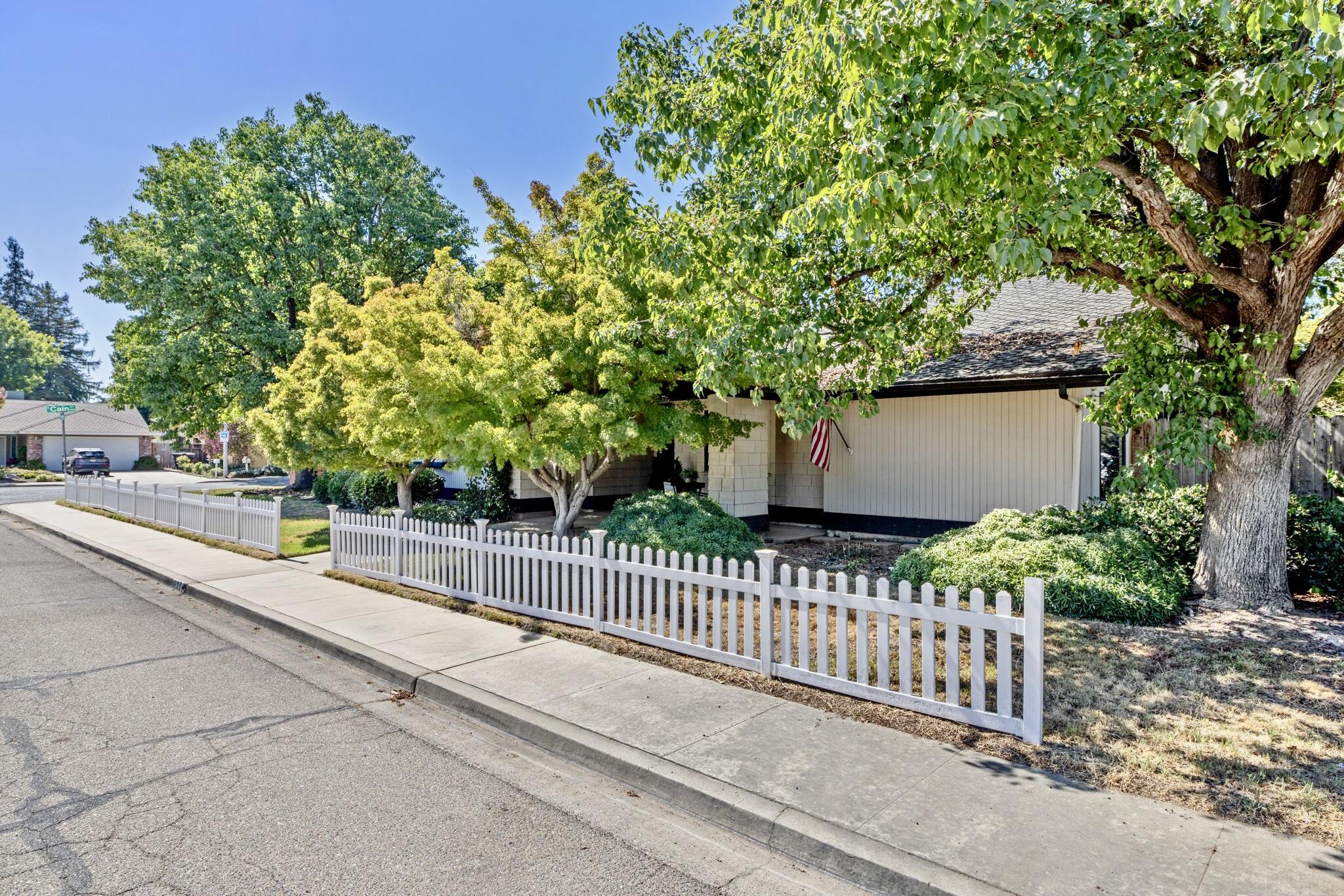 1920 E Paradise Ave, Visalia, CA 93292