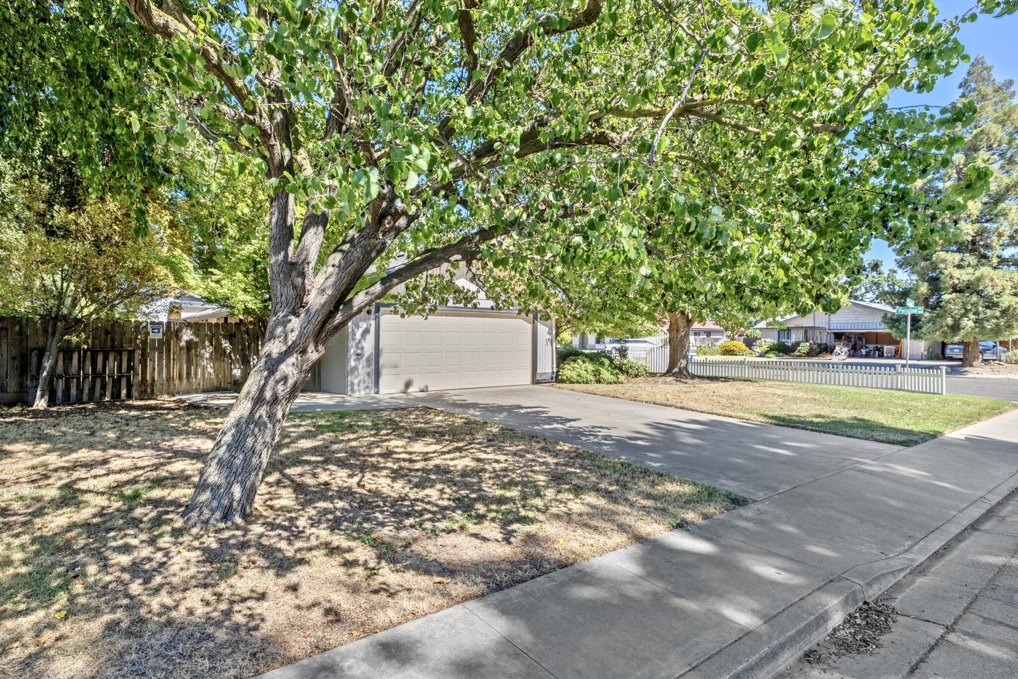 1920 E Paradise Ave, Visalia, CA 93292