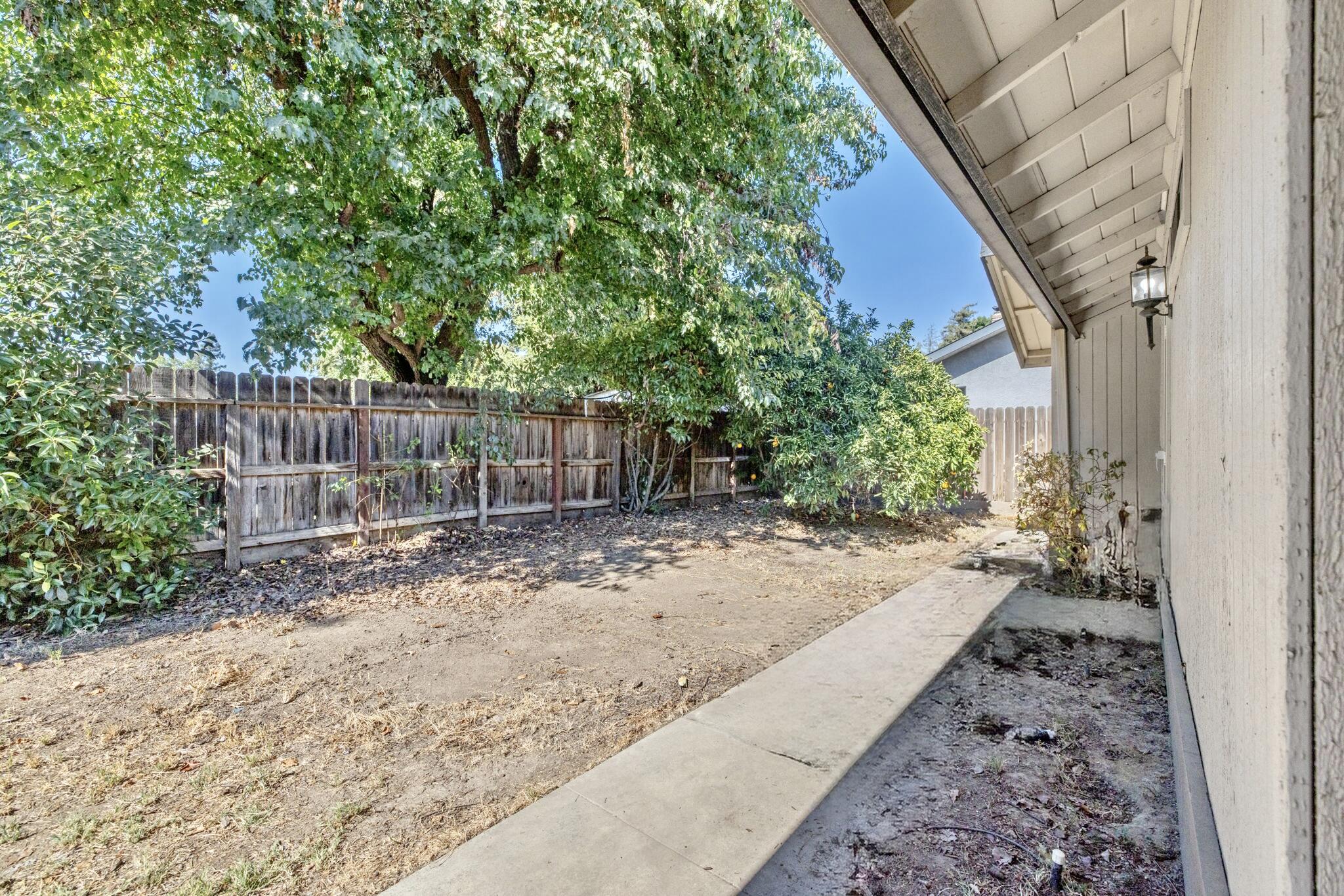1920 E Paradise Ave, Visalia, CA 93292