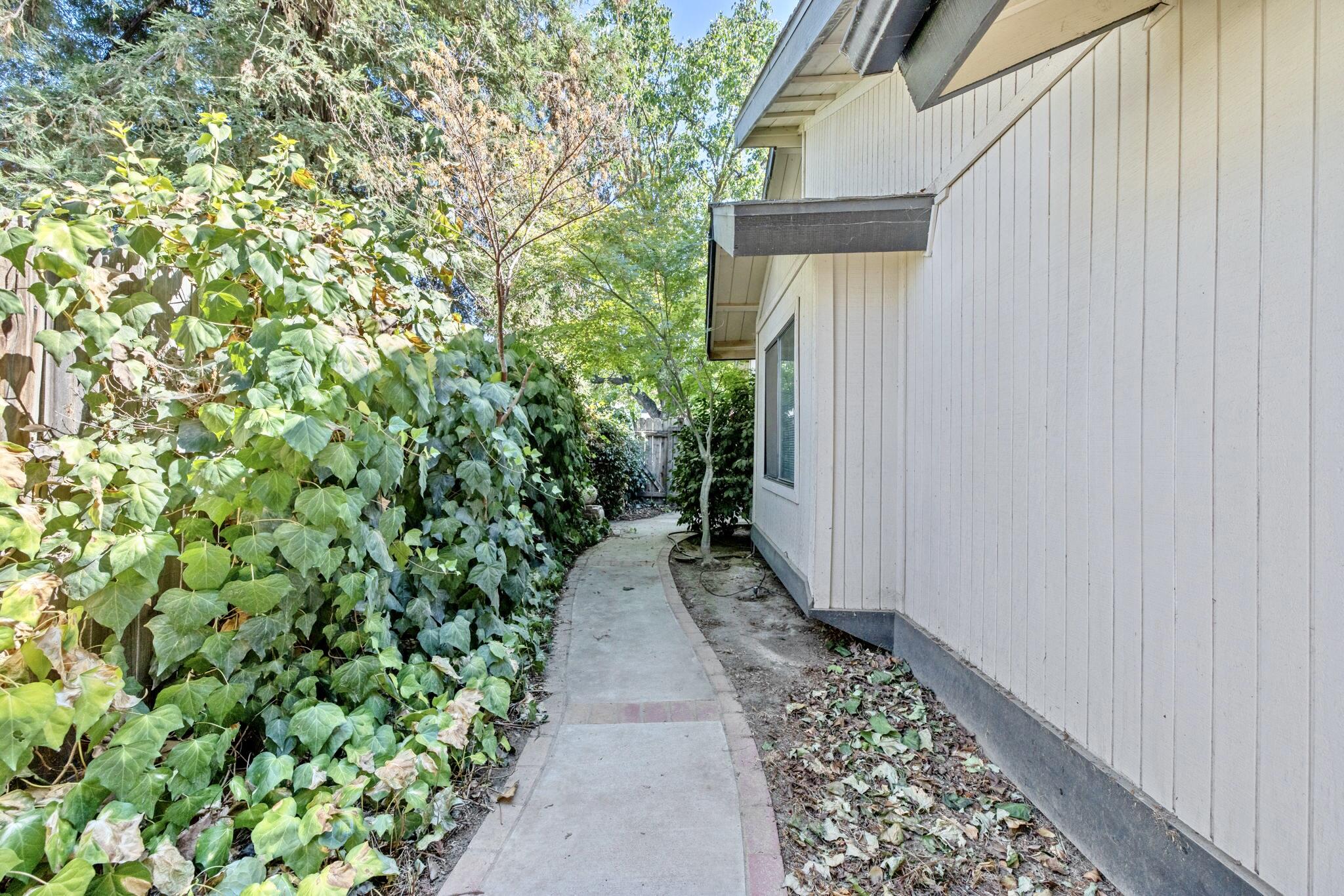 1920 E Paradise Ave, Visalia, CA 93292