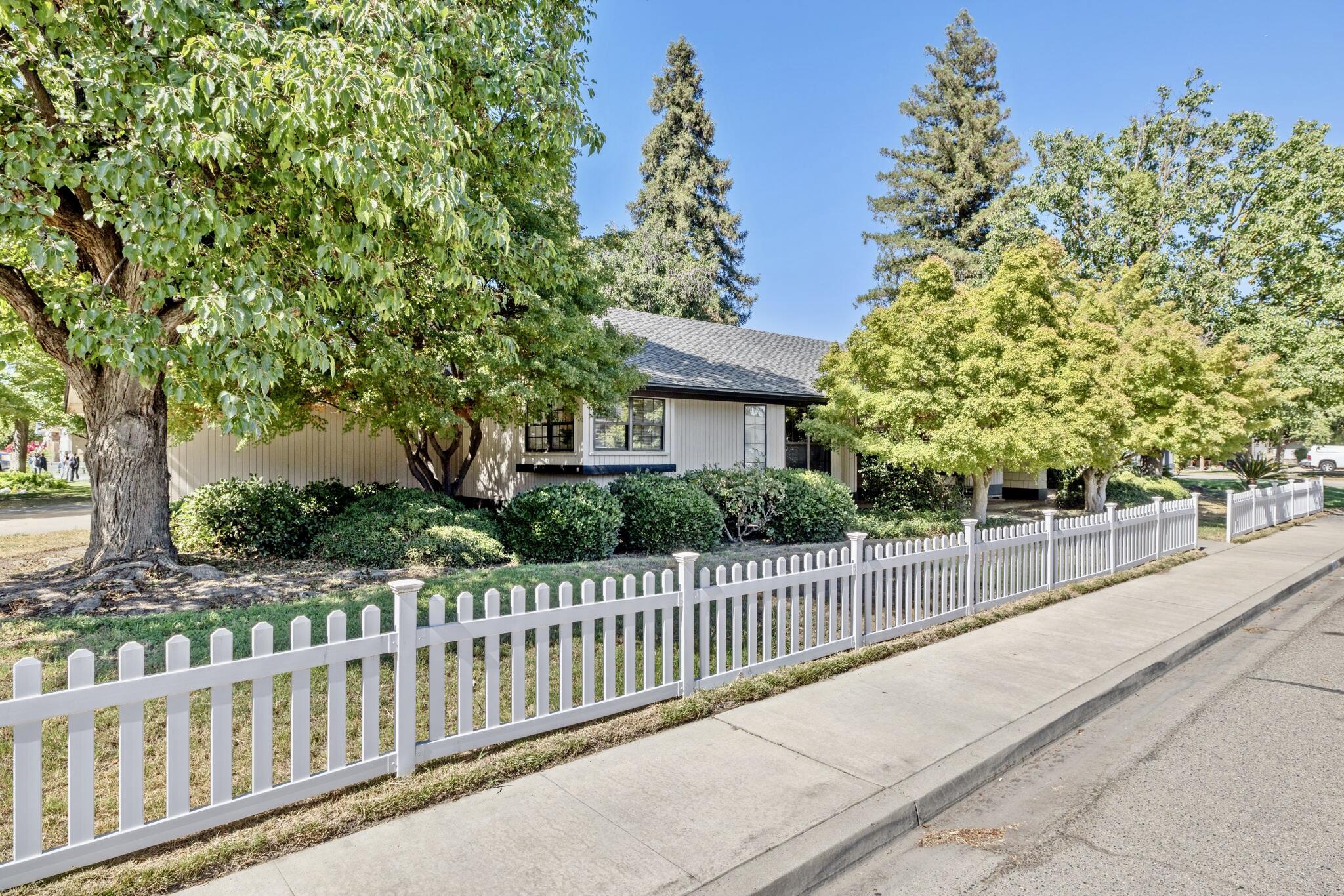 1920 E Paradise Ave, Visalia, CA 93292