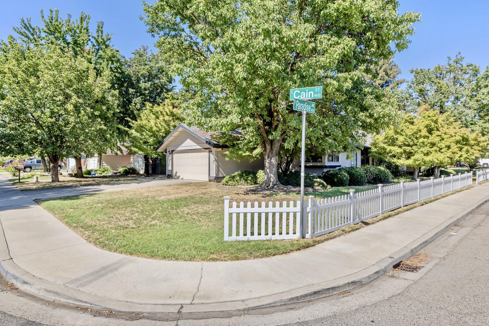 1920 E Paradise Ave, Visalia, CA 93292