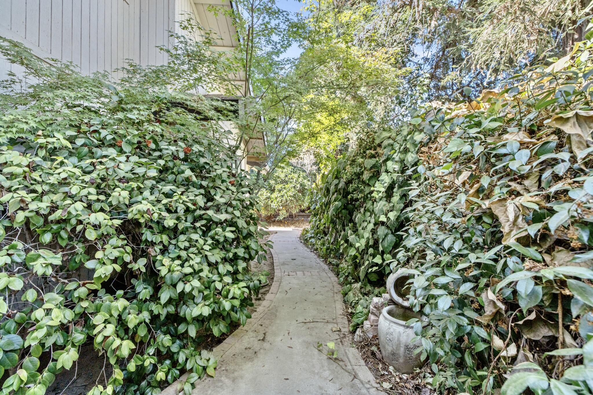 1920 E Paradise Ave, Visalia, CA 93292