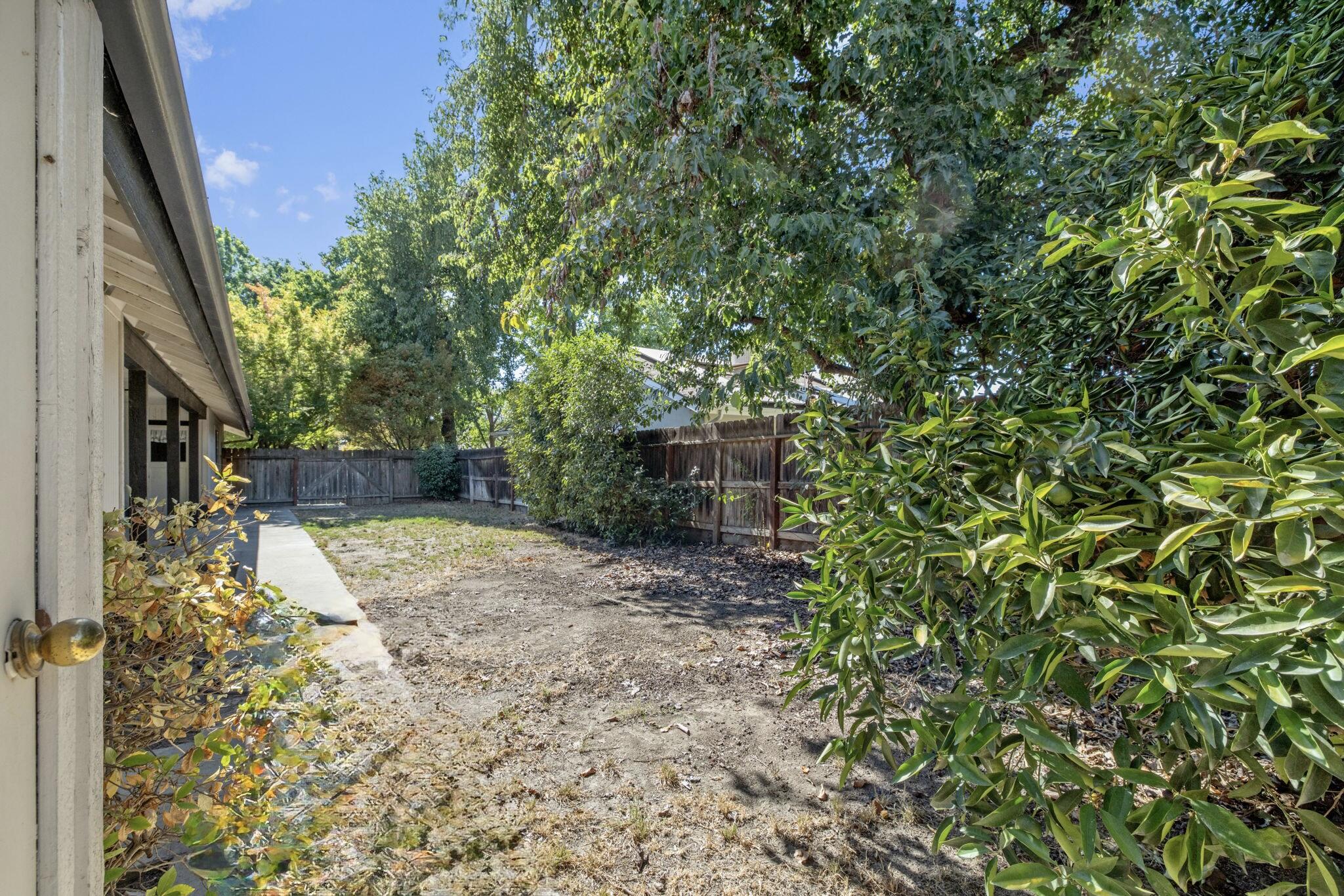 1920 E Paradise Ave, Visalia, CA 93292
