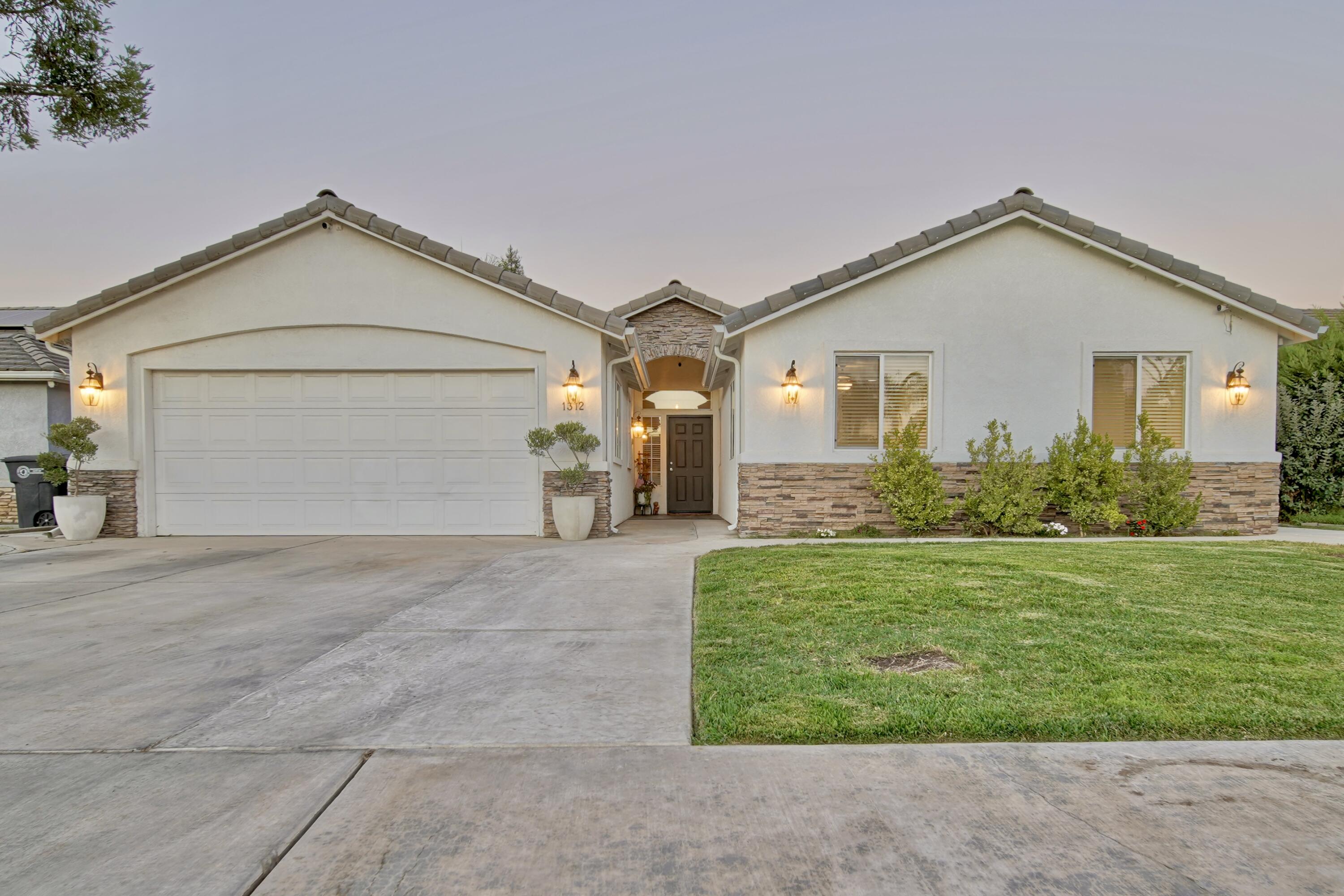 1312 N York St, Porterville, CA 93257