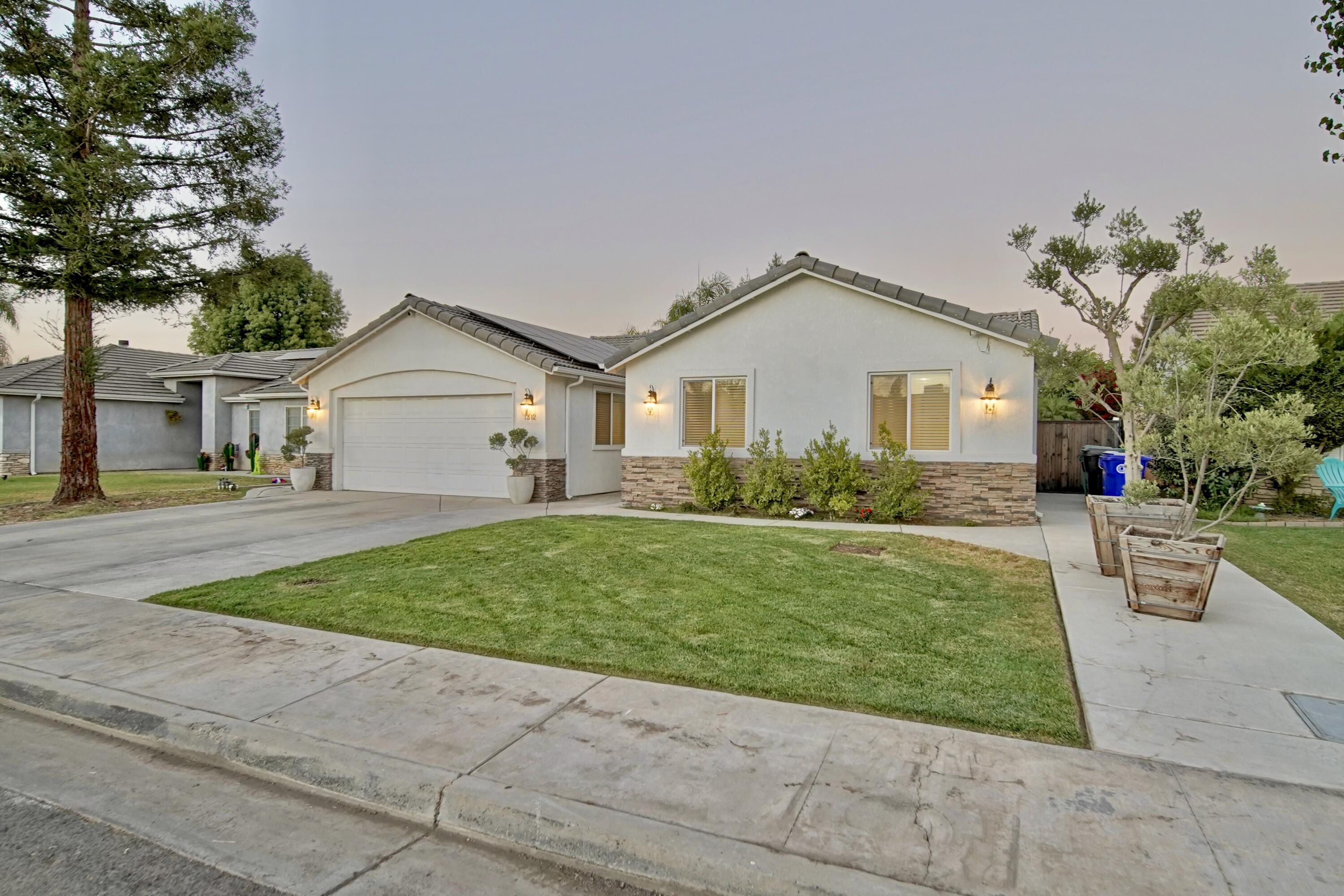 1312 N York St, Porterville, CA 93257