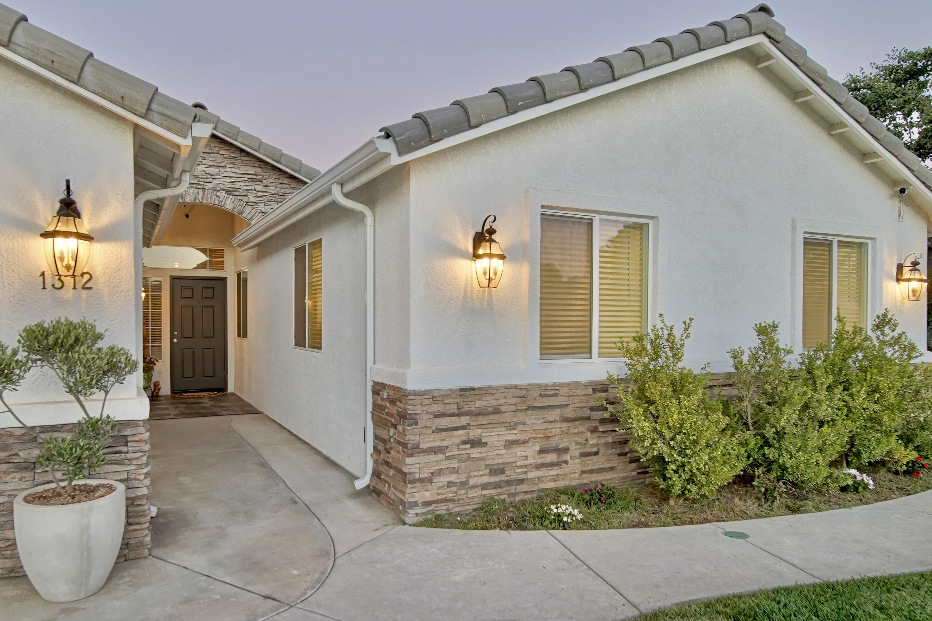 1312 N York St, Porterville, CA 93257