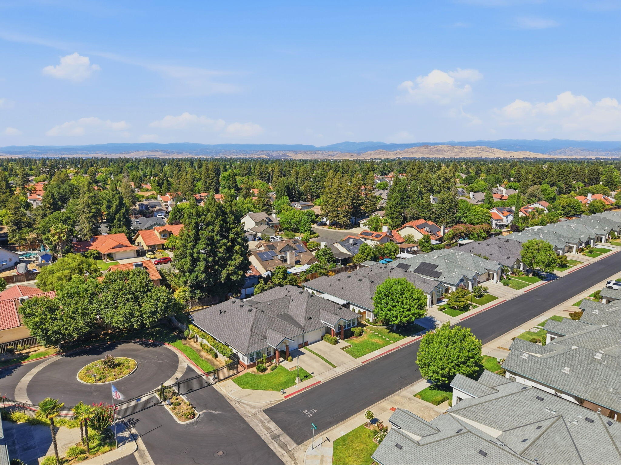 1646 E Morningstar Ln, Fresno, CA 93720