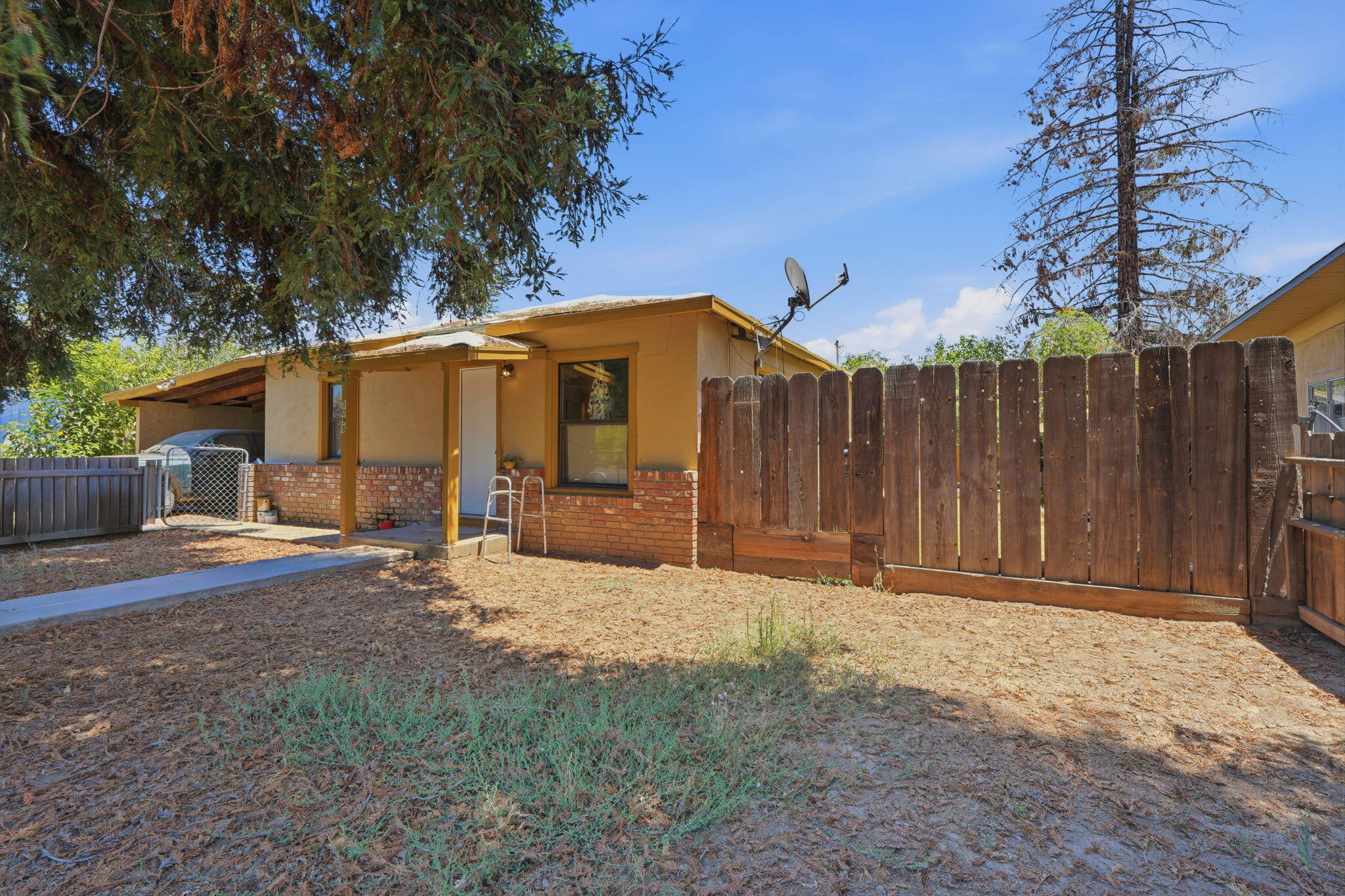 1098 N Foothill, Lindsay, CA 93247