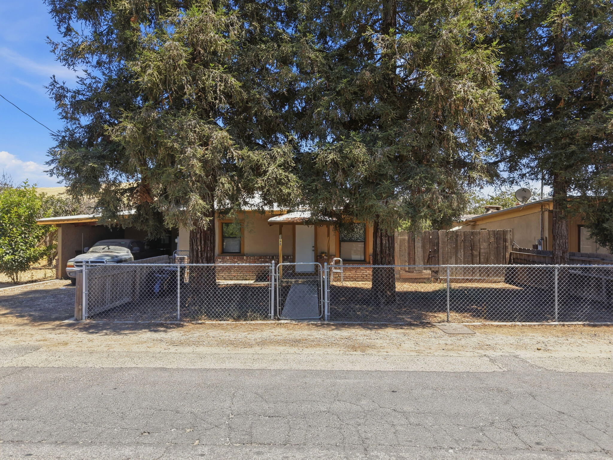 1098 N Foothill, Lindsay, CA 93247