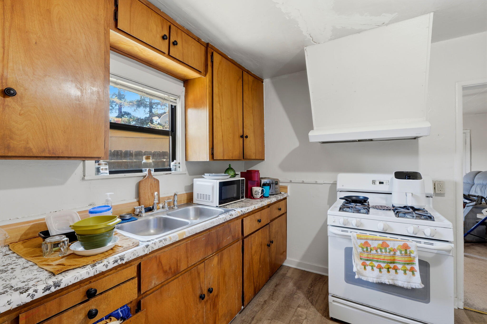 1098 N Foothill, Lindsay, CA 93247