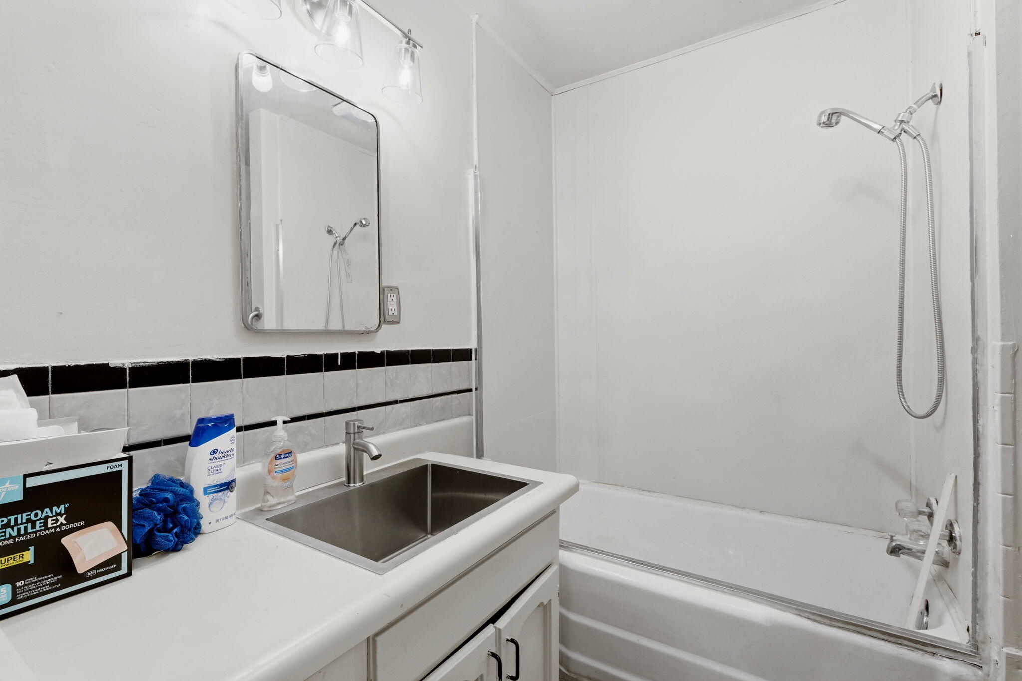 1098 N Foothill, Lindsay, CA 93247