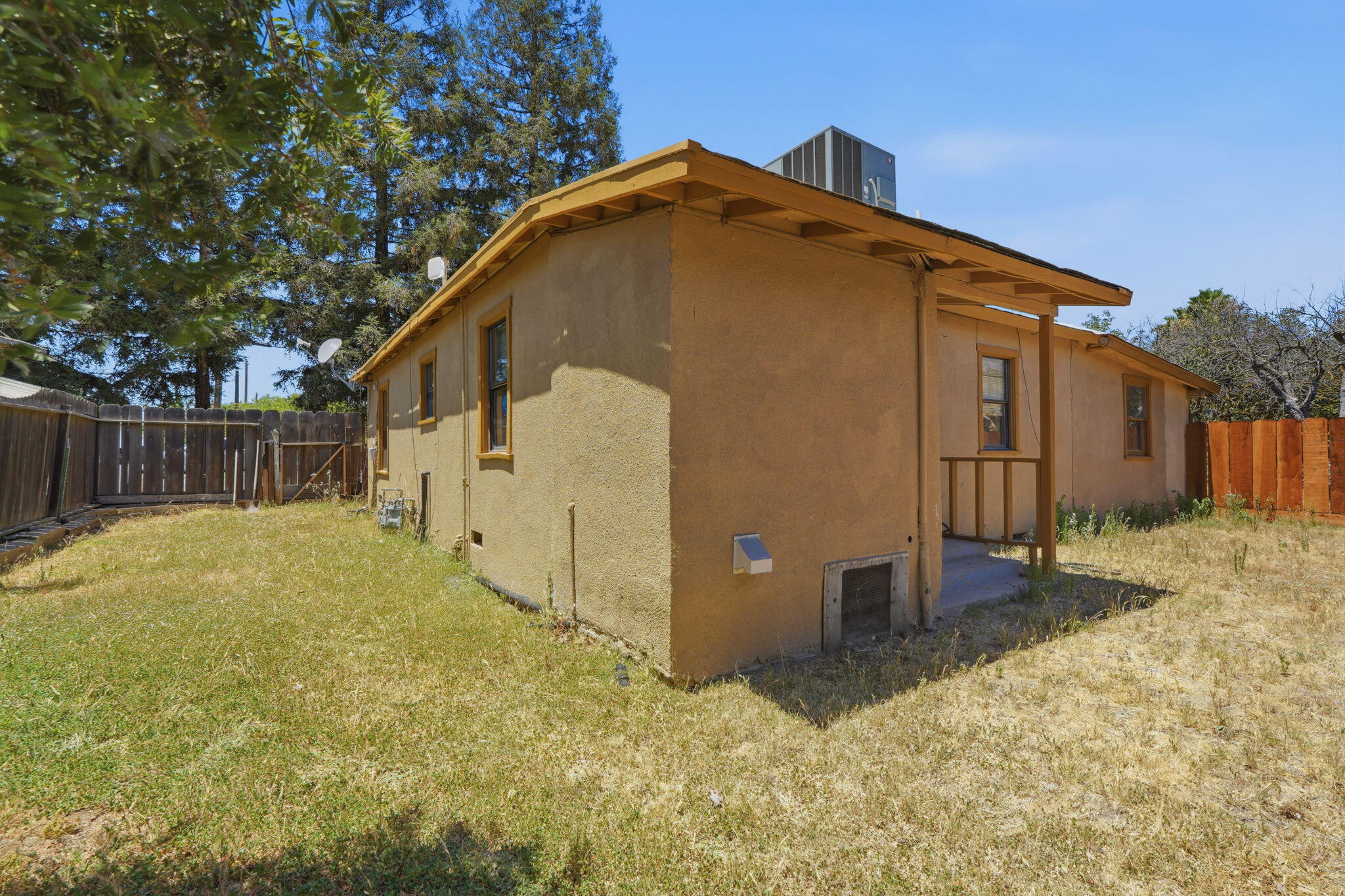 1098 N Foothill, Lindsay, CA 93247