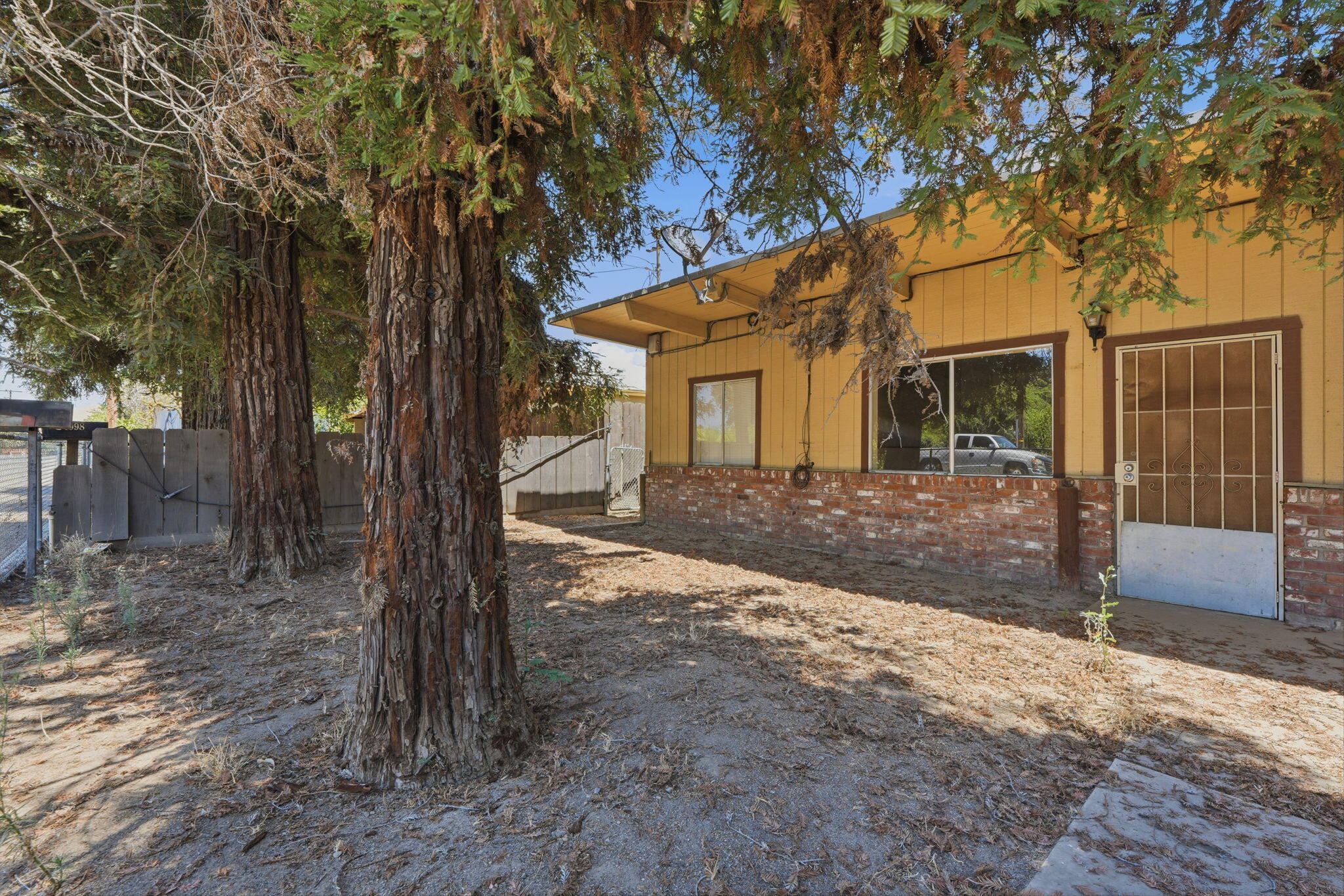 1098 N Foothill, Lindsay, CA 93247