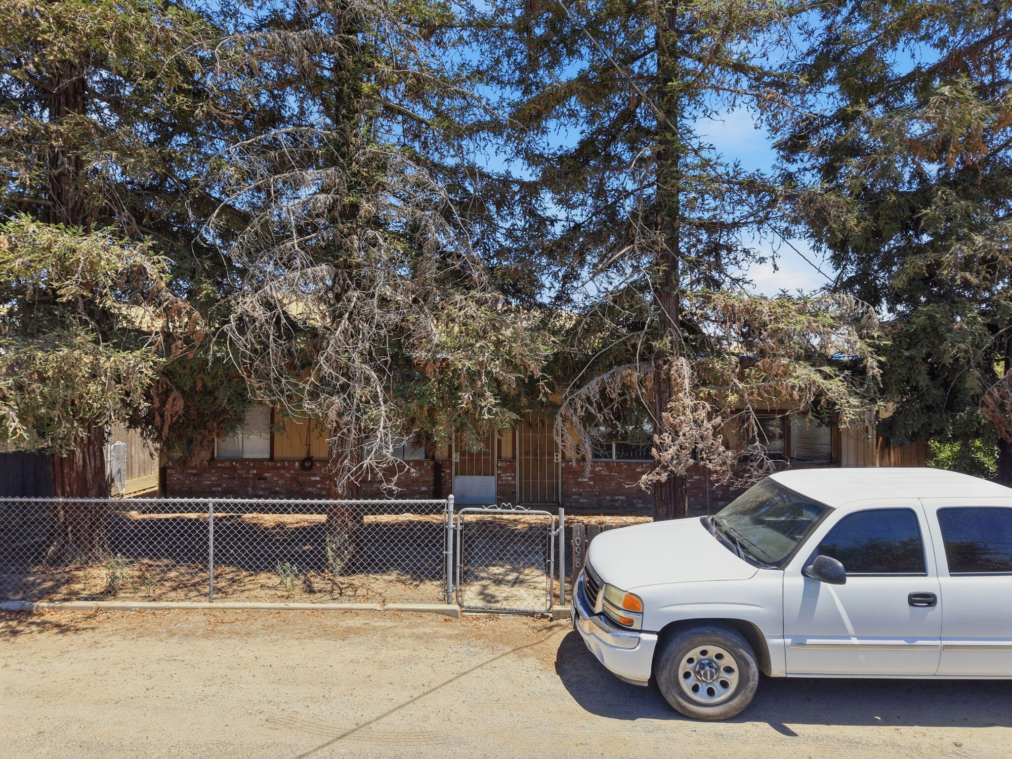 1098 N Foothill, Lindsay, CA 93247