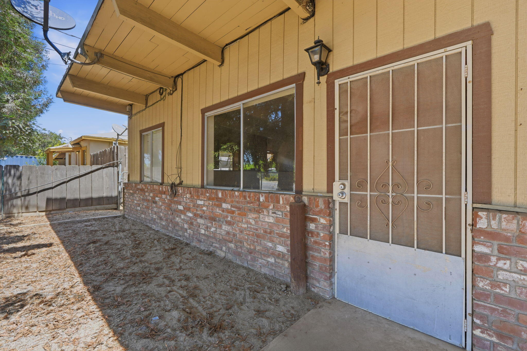 1098 N Foothill, Lindsay, CA 93247