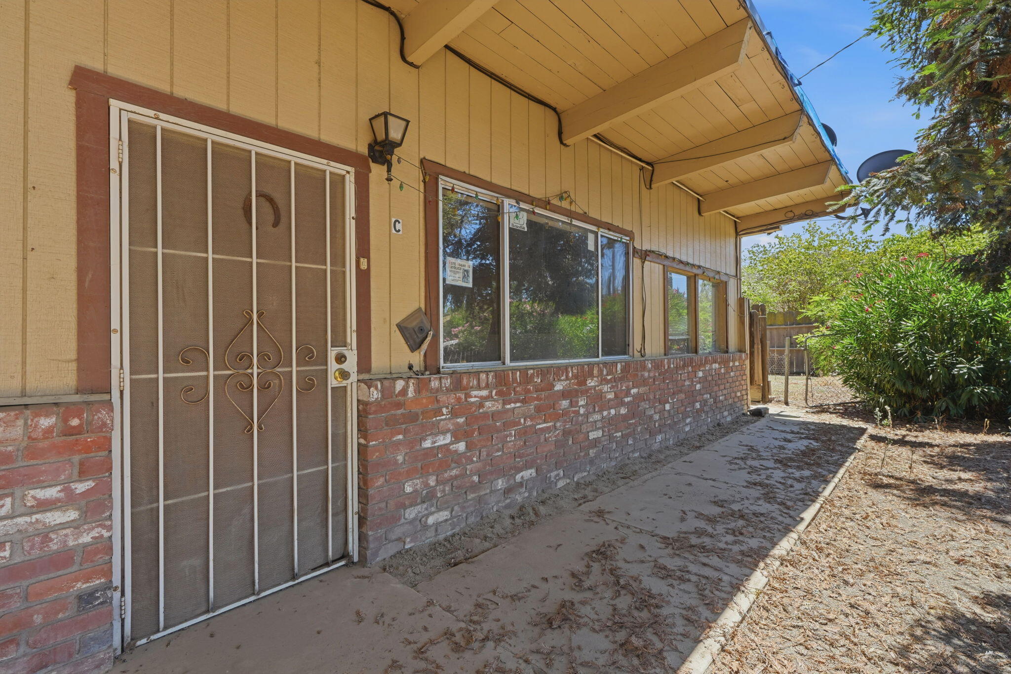 1098 N Foothill, Lindsay, CA 93247