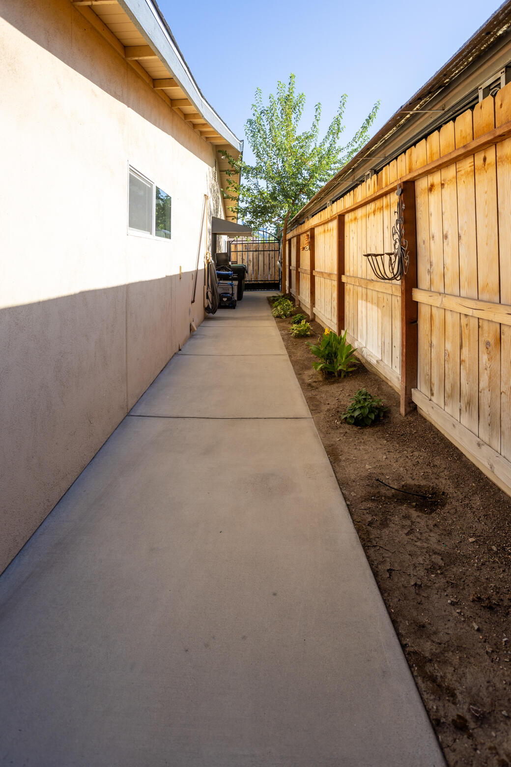 823 W Kanai Ave, Porterville, CA 93257