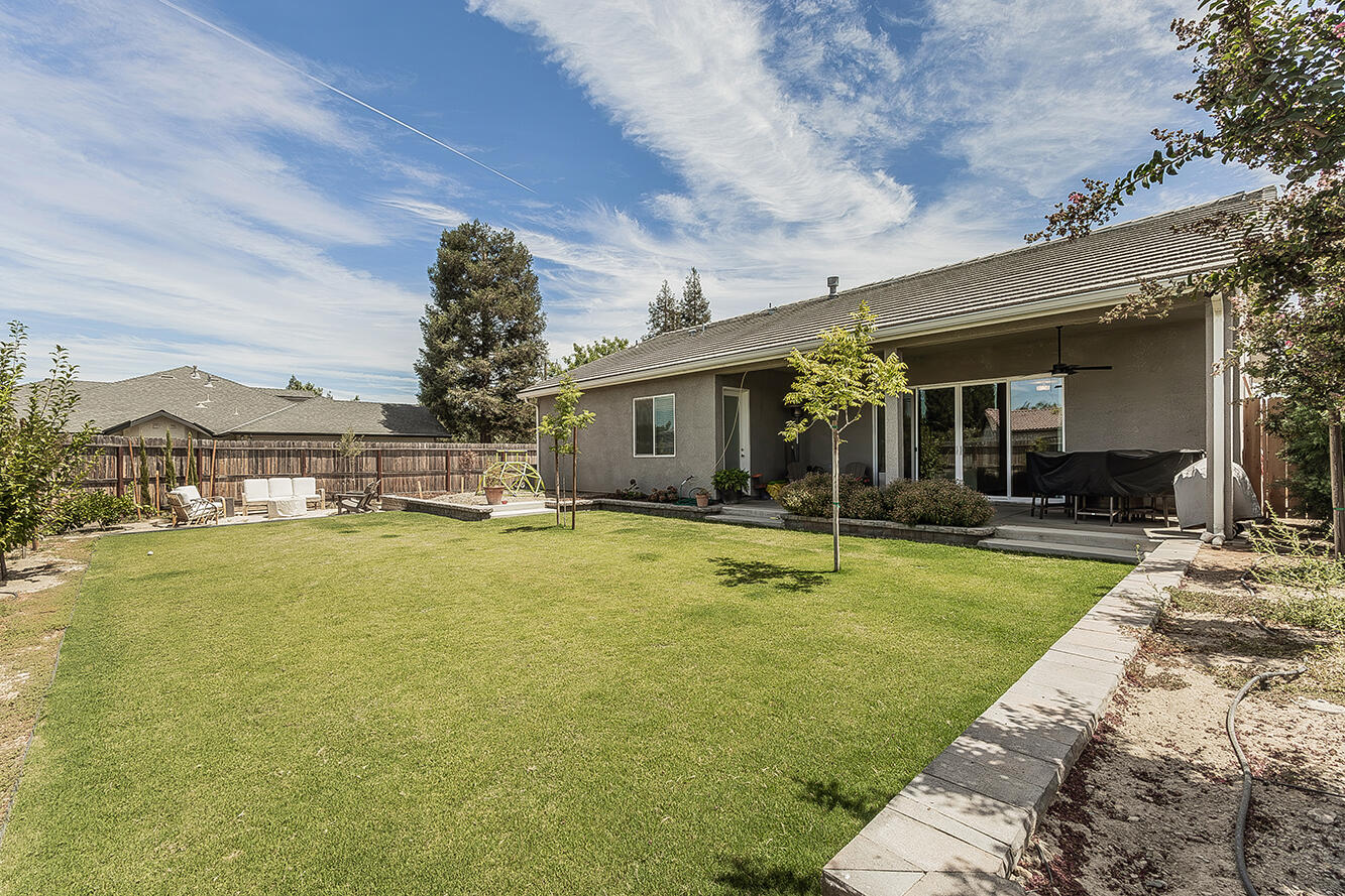 2193 E Kamm Ave, Kingsburg, CA 93631